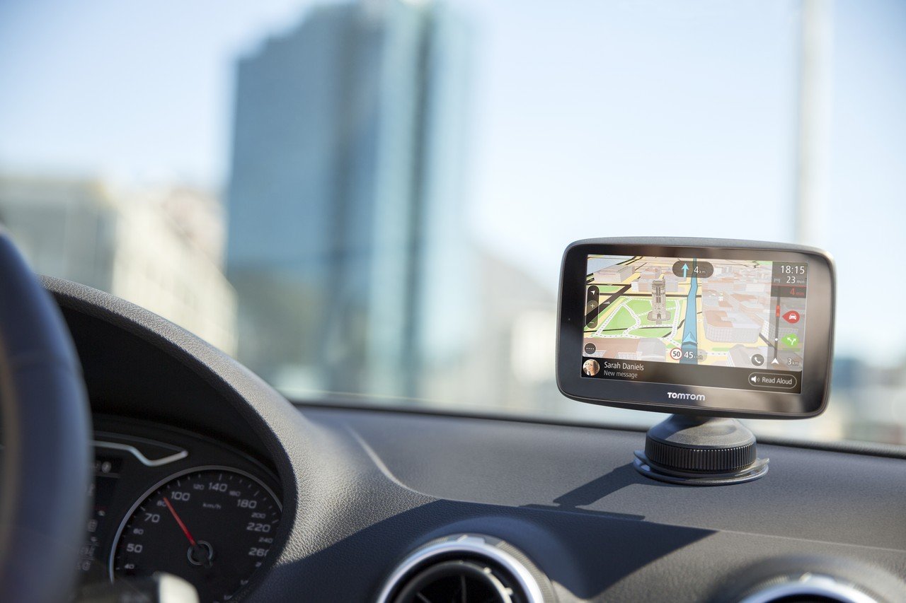 TomTom GO 620 6-Inch GPS Navigation Device with Lifetime World Maps, Real-Time Traffic & Hazard Alerts via Smartphone - Perfect for Road Trips, Commuting & International Travel