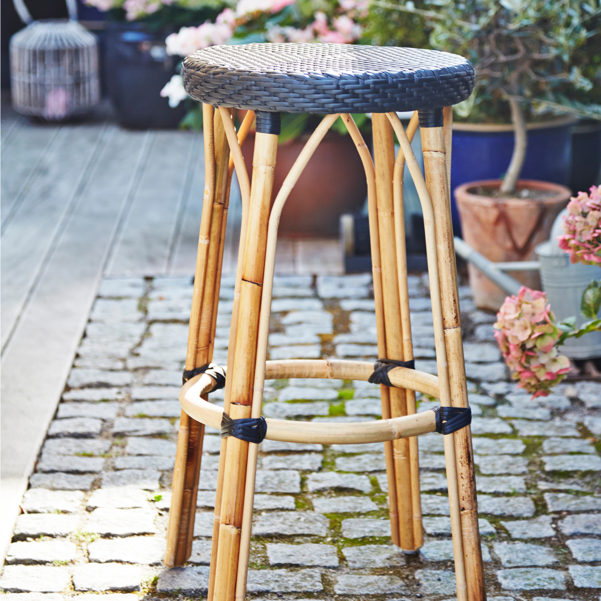Backless Bistro Style Woven Bar Stool - 24 Inch Counter Height Wooden Stool for Kitchen, Breakfast Nook & Outdoor Dining - Rustic Home Decor & Patio Furniture