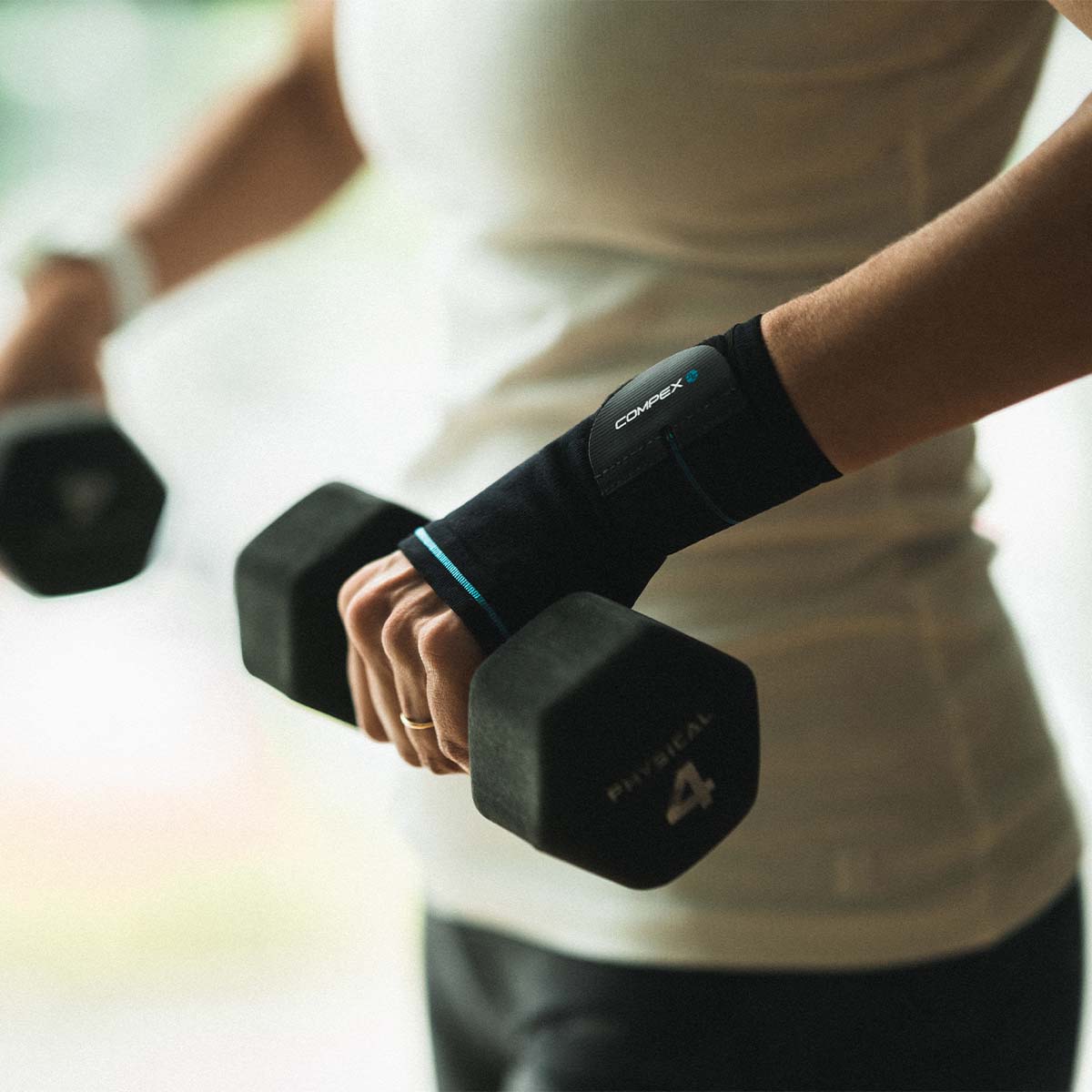 Compex ACTIV'® Premium Wrist Support Brace - Strong & Comfortable for Pain Relief, Carpal Tunnel & Tendonitis - Ideal for Typing, Gaming & Sports Activities