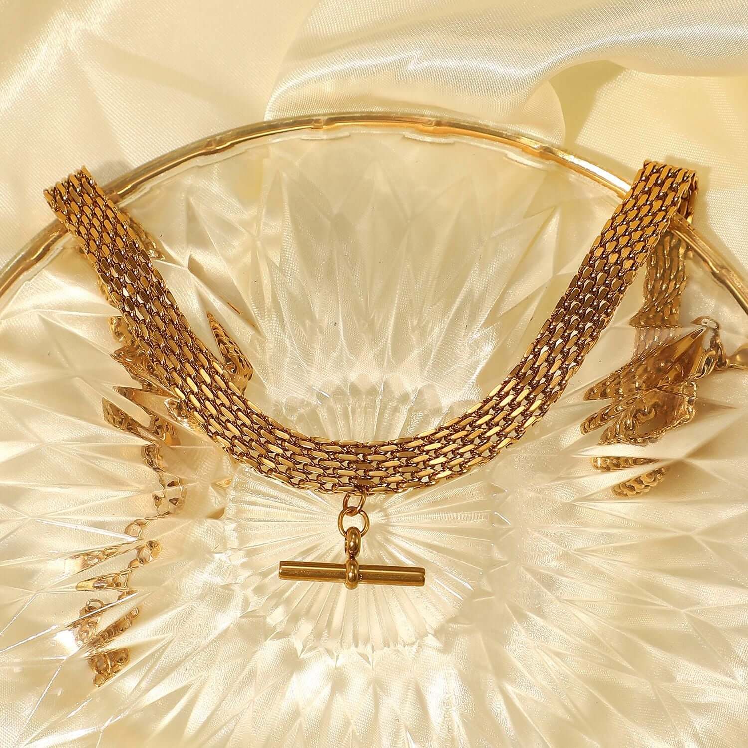 18K Gold Plated T Bar Pendant Figaro Chain Necklace for Men & Women - Elegant Watch Accessory | Perfect for Formal Events, Weddings & Gifts | JDN738