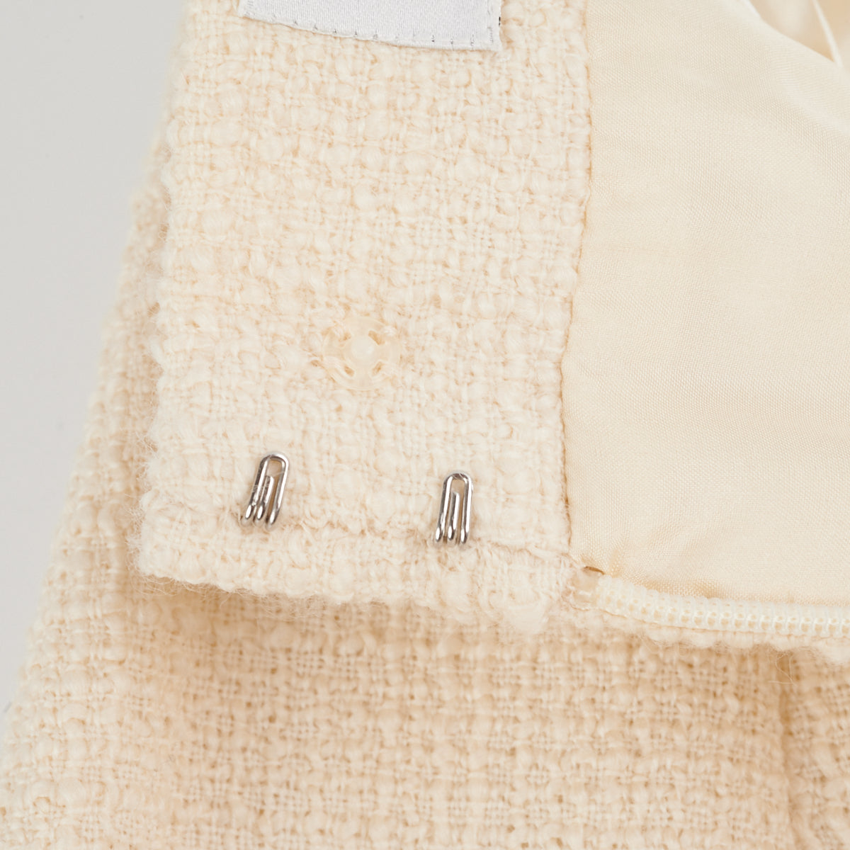 Chanel Ivory Pencil Skirt Women's Size 36 (US 6) - Elegant Office Wear & Cocktail Party Dress