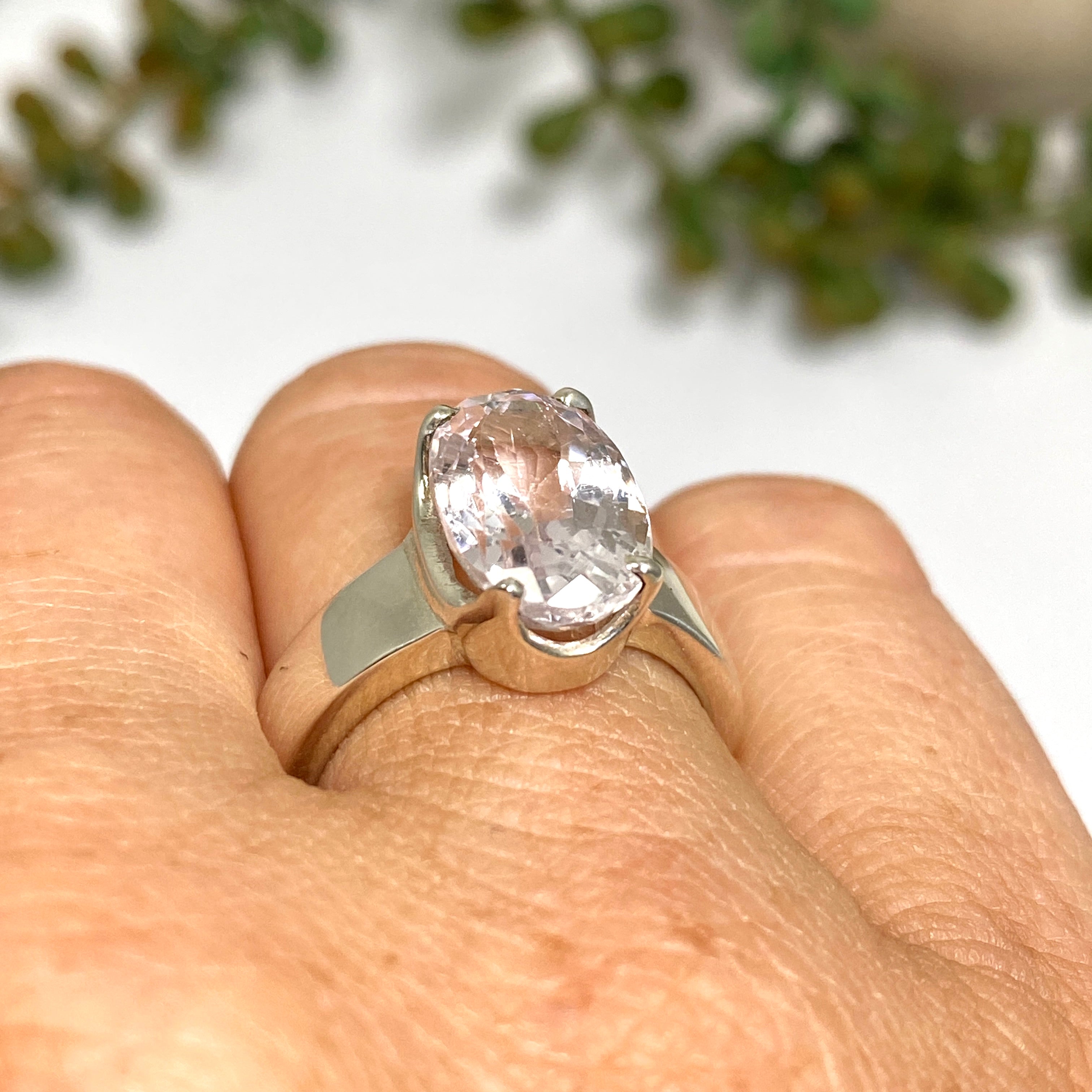 14K Gold Kunzite Oval Faceted Ring for Women - Size 7 - Elegant Pink Gemstone Jewelry for Engagement, Anniversary & Special Occasions