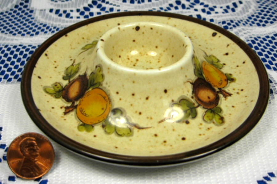 Vintage 1960s English Crater Shaped Egg Cup - Retro Mottled Fruit Design for Breakfast & Tea Time - Perfect for Soft Boiled Eggs & Elegant Table Setting