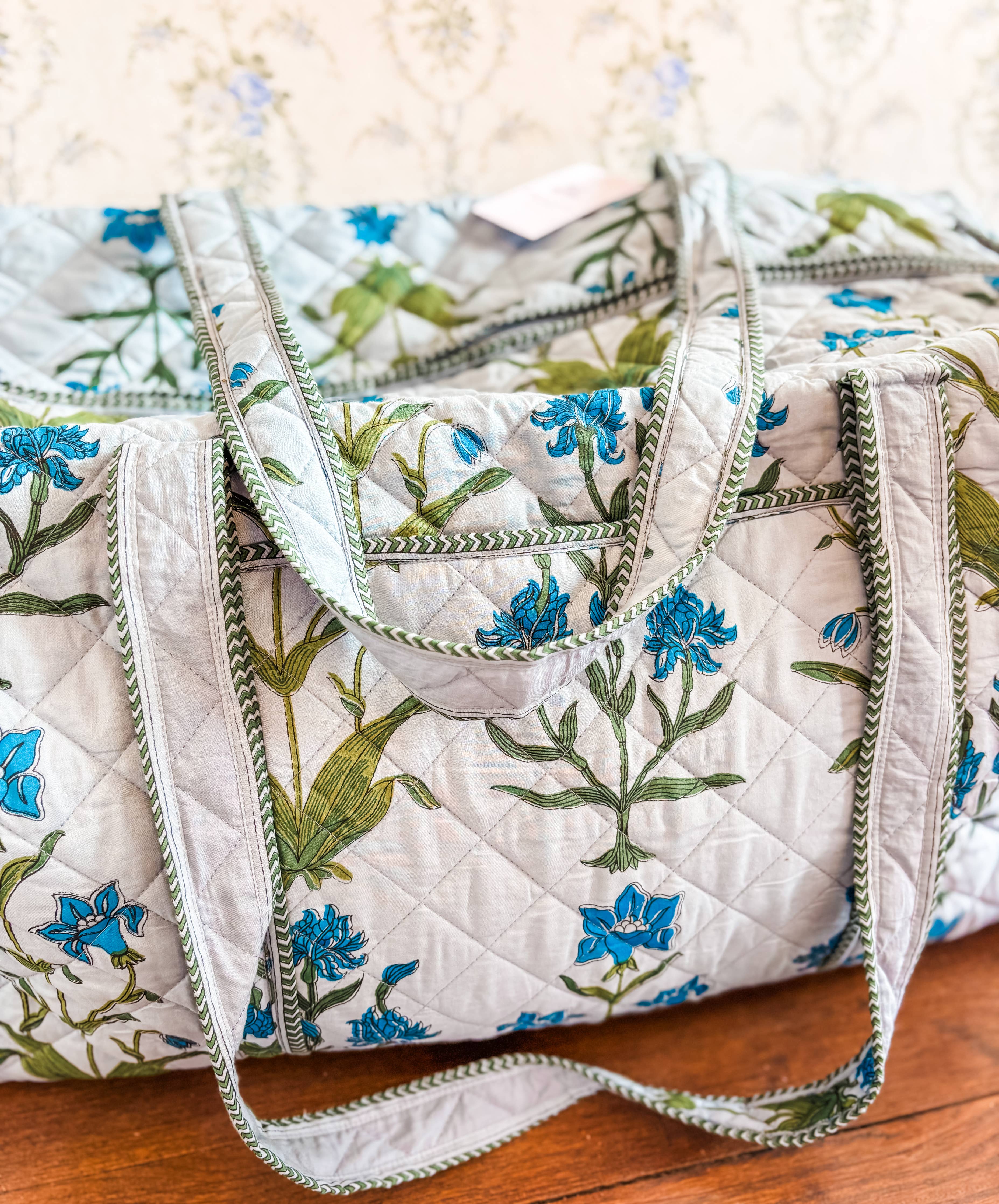 Iris Luxe XL Quilted Duffle Bag - Large Travel Duffel with Shoulder Strap, Water-Resistant Gym Bag for Women & Men - Perfect for Weekend Trips, Gym, Sports & Air Travel