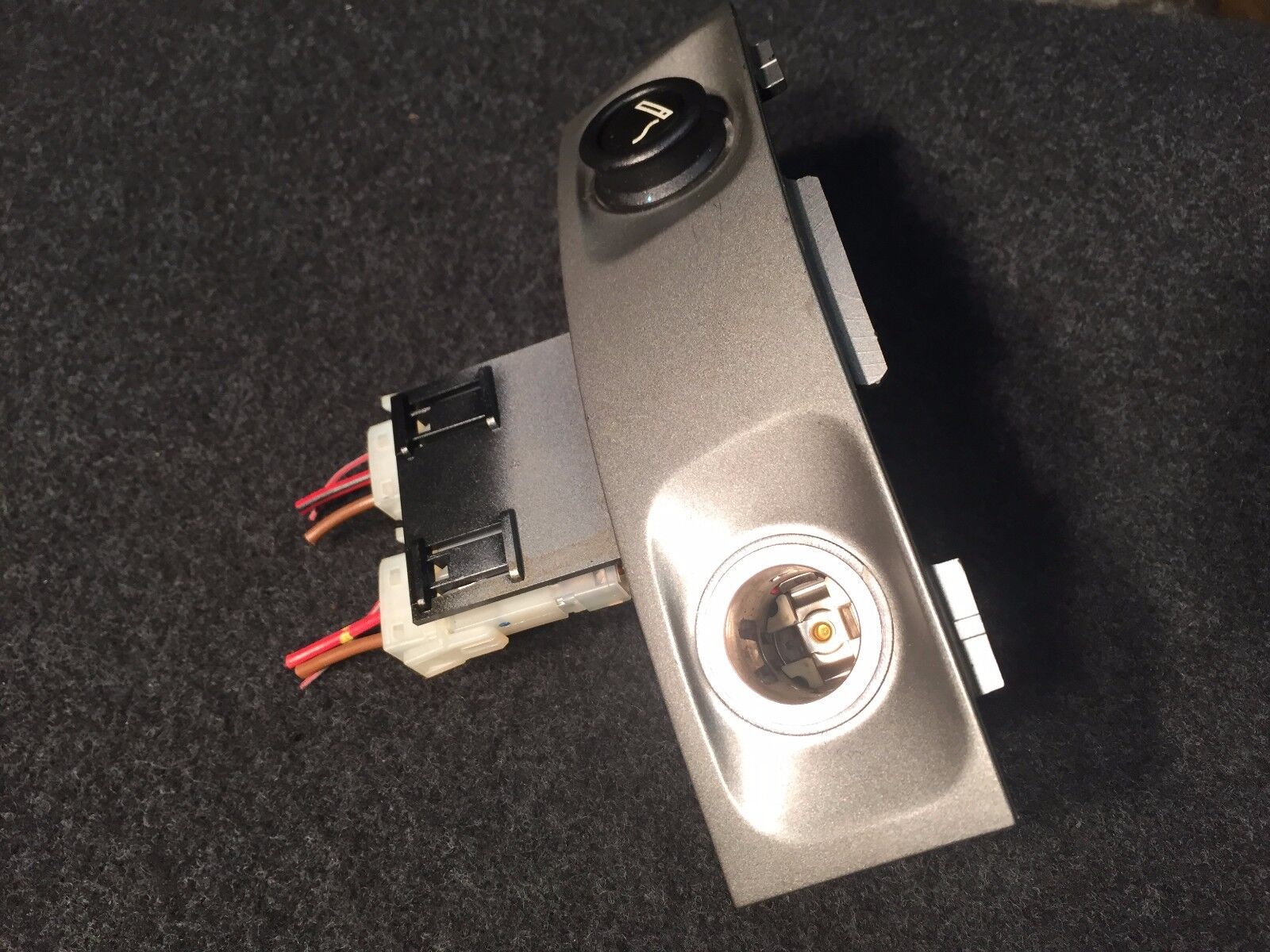 02 03 04 05 BMW 745i E65 E66 OEM Rear Center Console Cigarette Lighter 7002402 - Perfect for Car Interior Lighting & Charging Accessories