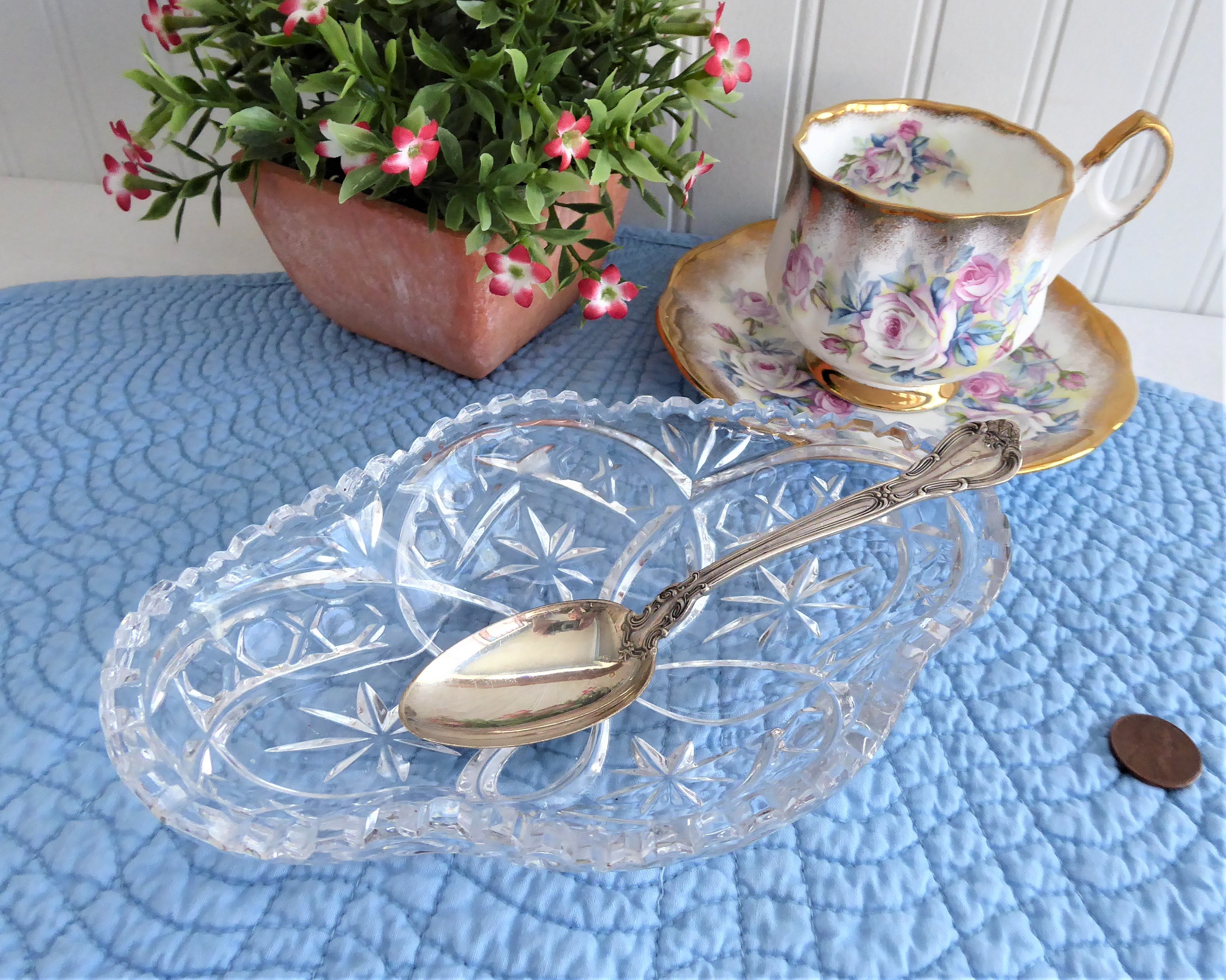 Vintage 1940s Lead Crystal Oval Star Fan Relish Spoon Dish with Sawtoothed Rim - Elegant Serving Piece for Antique Collectors & Dinner Parties