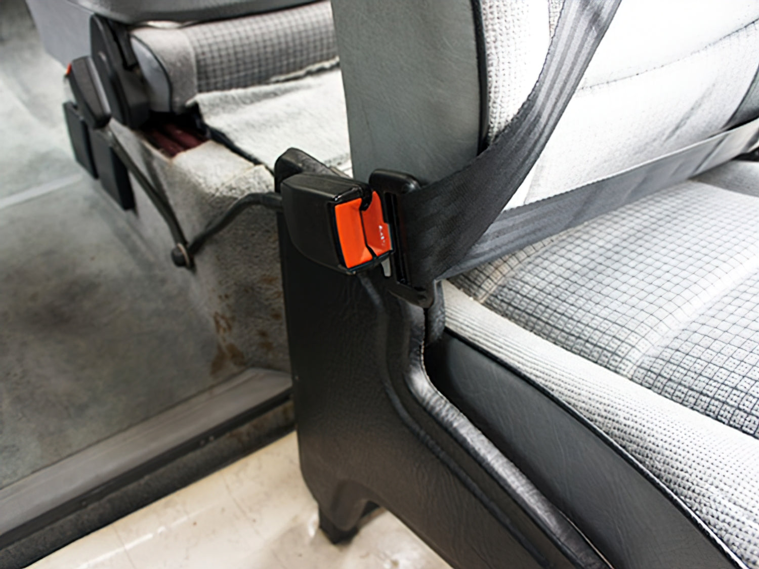 3 Point Retracting Seat Belt for Jumpseat Left/Right - Compatible with Vanagon - Enhanced Safety for Rear Passengers - Perfect for Road Trips and Family Travel