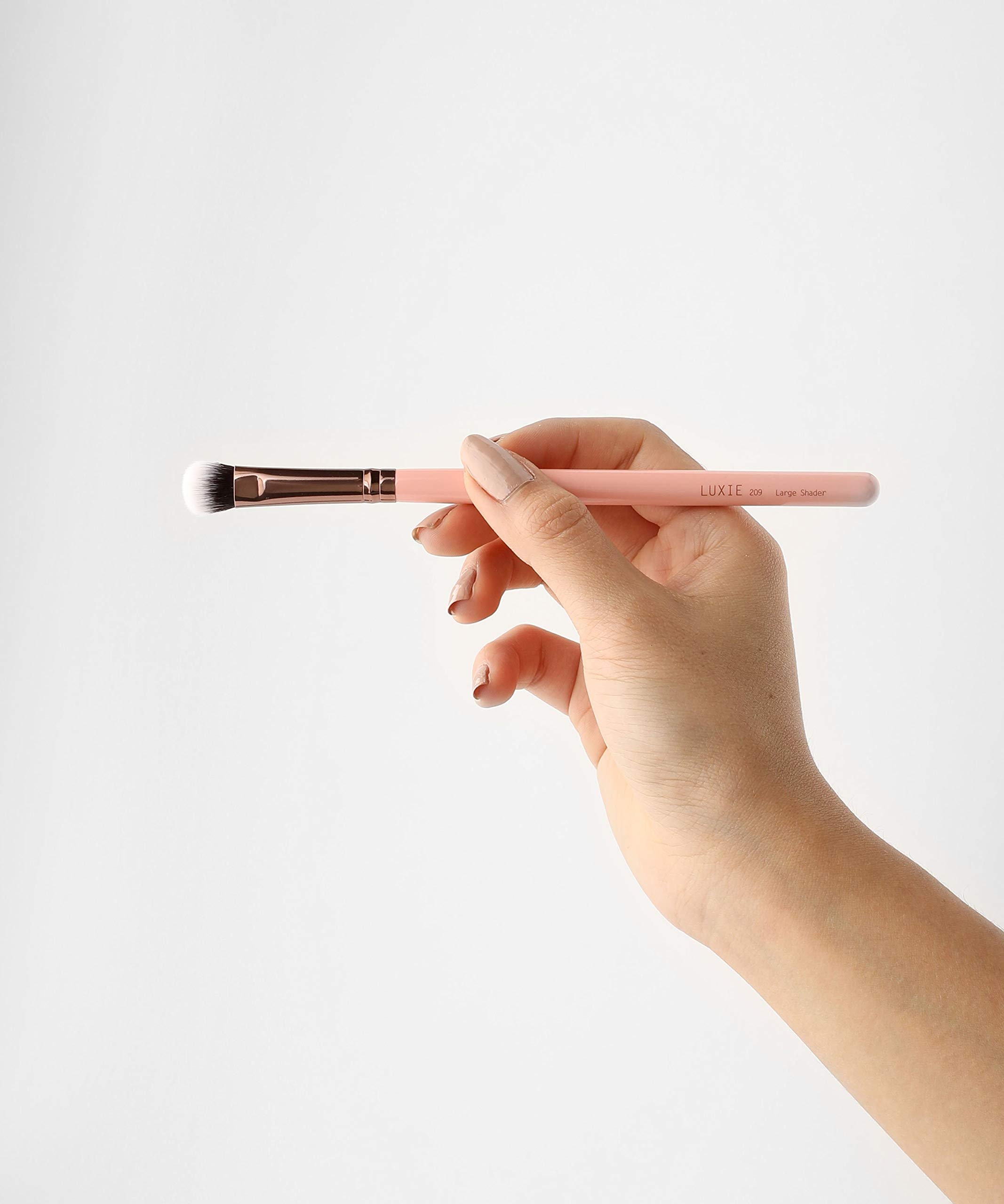 Luxie 209 Large Shader Makeup Brush - Premium Rose Gold Eyeshadow Brush for Professional Blending | Perfect for Eyeshadow Application & Makeup Artistry