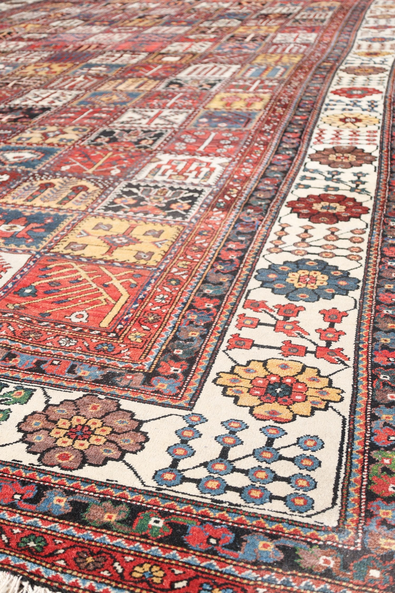 Authentic Antique Bakhtiari Handwoven Tribal Rug - J73860 - Perfect for Boho Home Decor, Living Room, Bedroom & Office