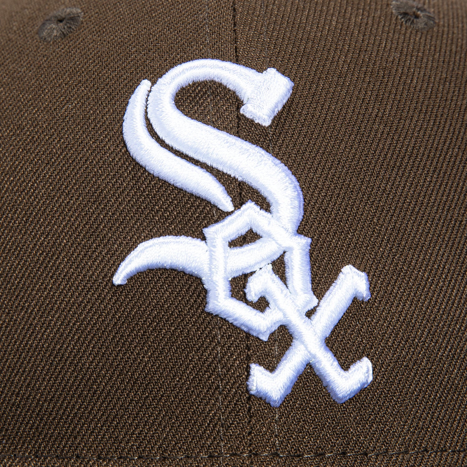 New Era 59Fifty Chicago White Sox Baseball Cap - Adjustable Brown & Black MLB Fitted Hat for Men & Women - Perfect for Baseball Games, Streetwear Fashion & Sports Fans