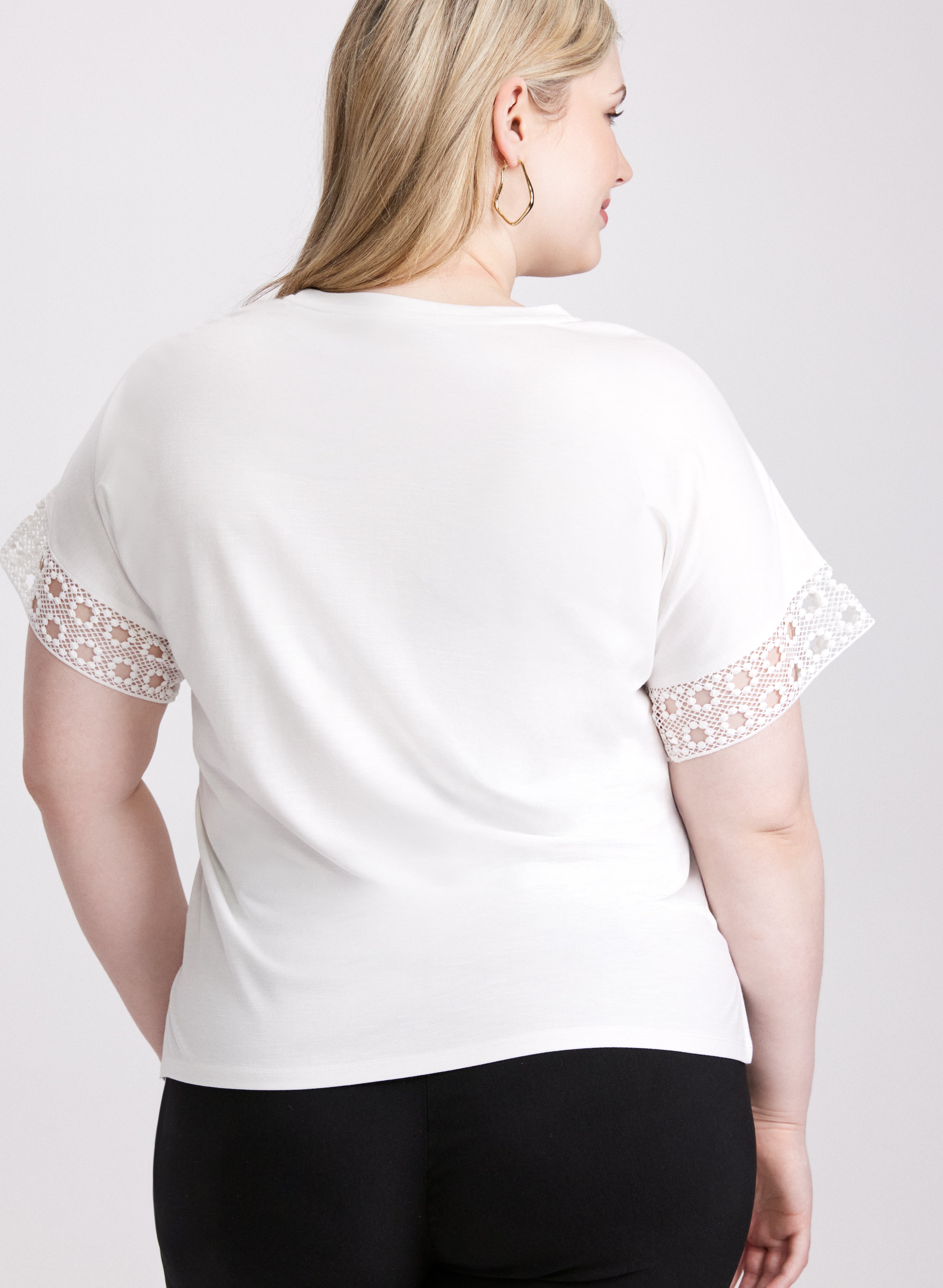 Stylish Eyelet Trim T-Shirt for Women - Trendy Casual Top for Summer Outfits & Everyday Wear