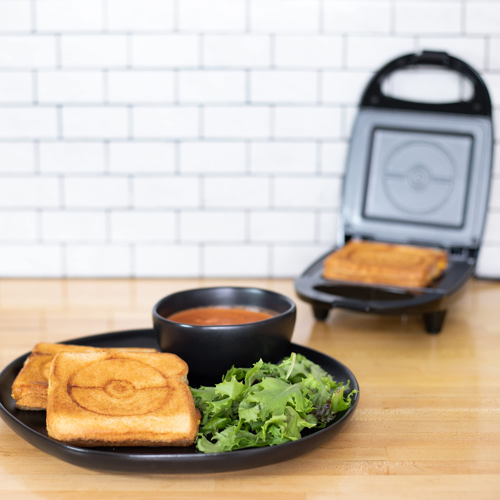 Uncanny Brands Pokémon Pokéball Single Cheese Sandwich Maker - Electric Kitchen Appliance for Pokémon Fans - Perfect for Breakfast, Kids' Parties & Pokémon Themed Events