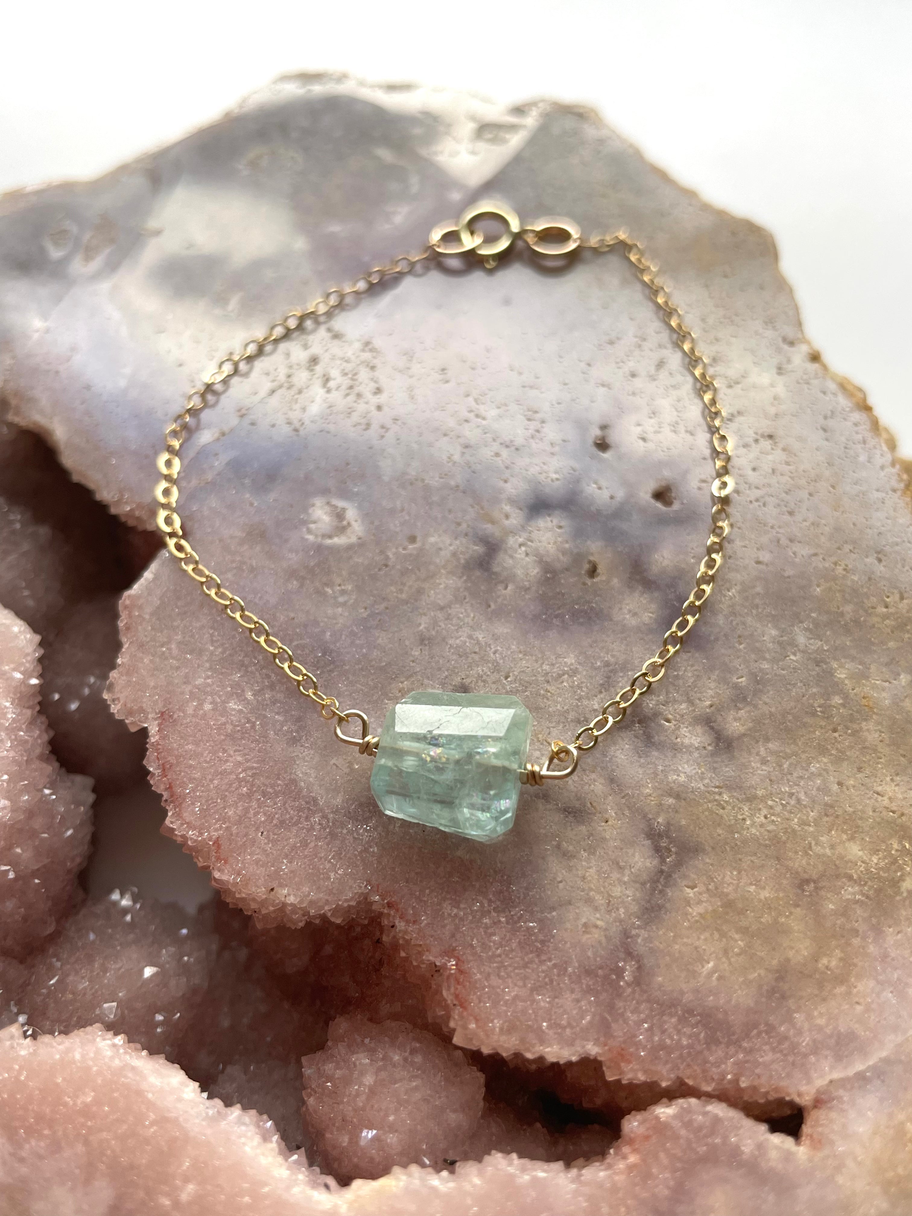 Natural Aquamarine Crystal Bracelet for Women - Healing Stone Jewelry for Stress Relief & Positive Energy - Perfect for Meditation, Yoga & Everyday Wear