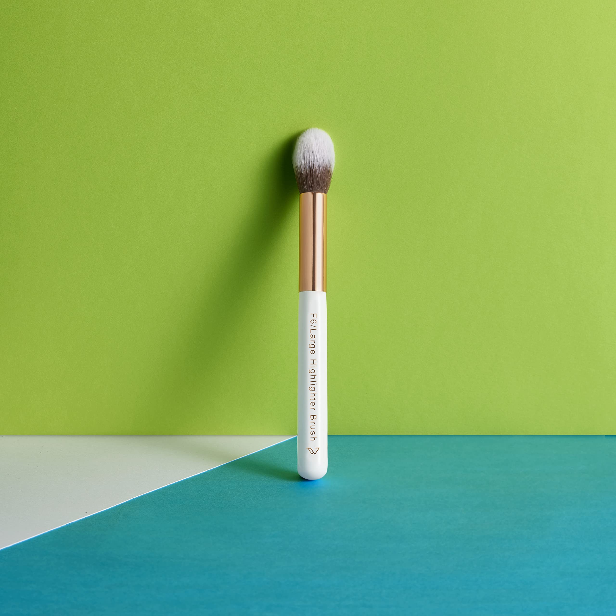 Professional Large Highlighter Makeup Brush for Face - Soft Synthetic Bristles, Cruelty-Free & Vegan - Perfect for Blending & Contouring - Ideal for Daily Makeup & Special Occasions