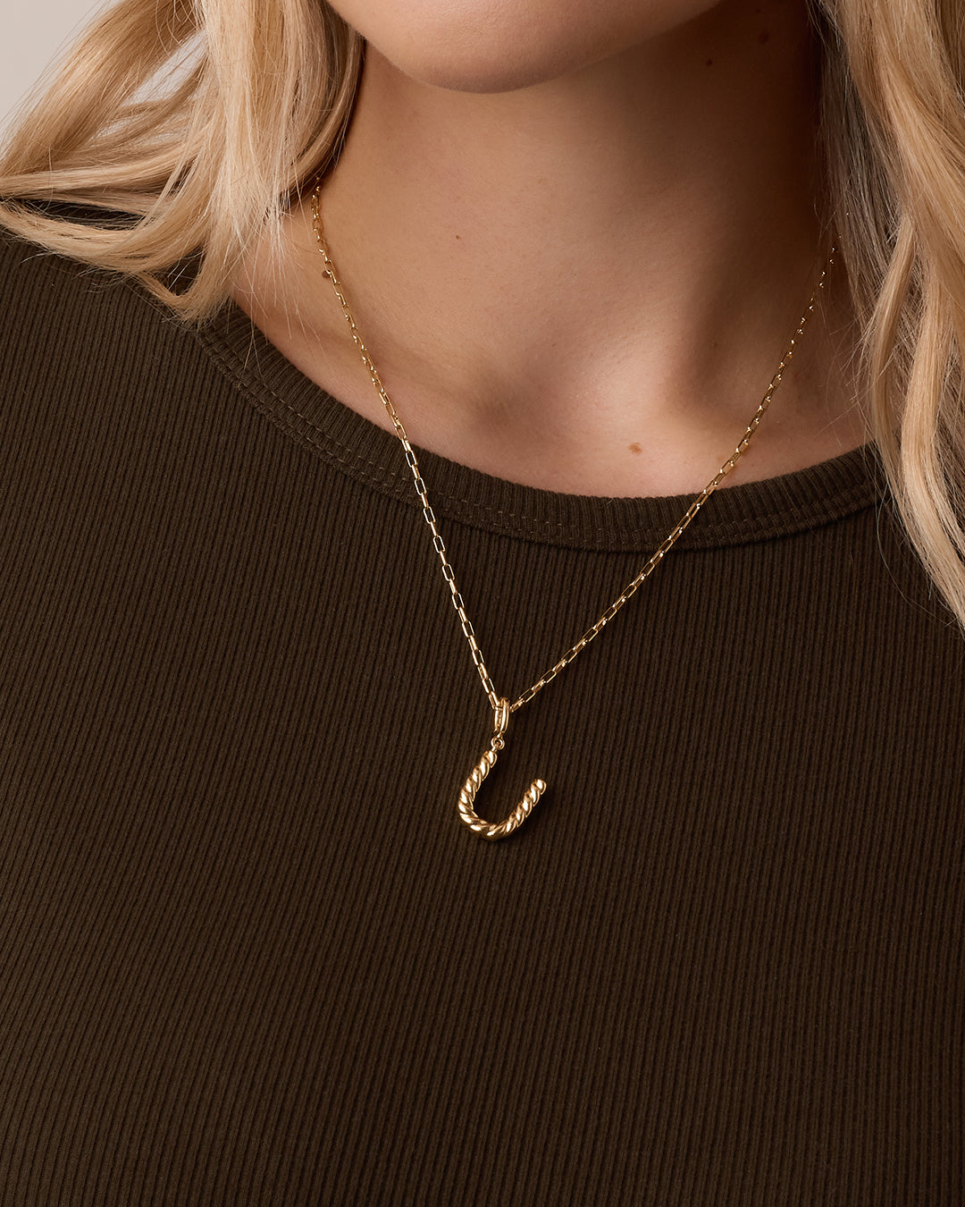 Alphabet Statement Charm Necklace for Women - Personalized Initial Pendant Jewelry - Perfect for Gifts, Birthdays, and Everyday Wear