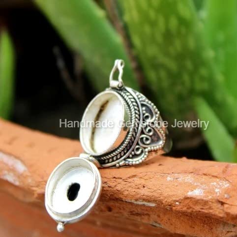 Black Onyx Poison Box Ring - Antique Oval Stone Pillbox Ring with Openable Locket for Wedding & Gothic Jewelry - Perfect for Vintage Lovers & Unique Gift Ideas