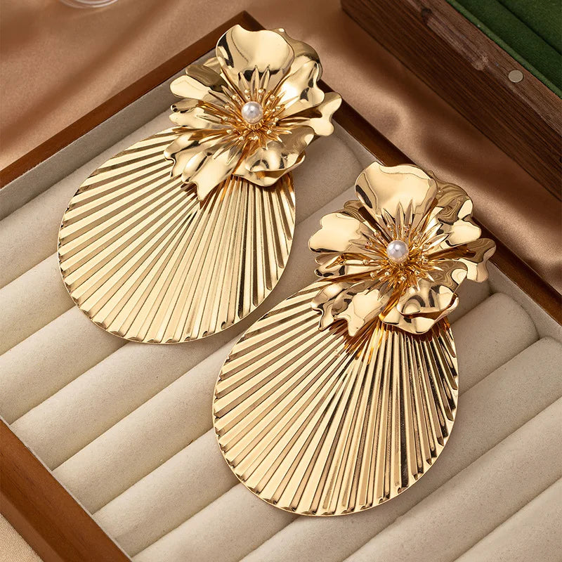 24K Gold Plated Flower Pendant Necklace for Women - Elegant Jewelry Gift for Birthday, Anniversary & Valentine's Day - Perfect for Parties, Weddings & Special Occasions