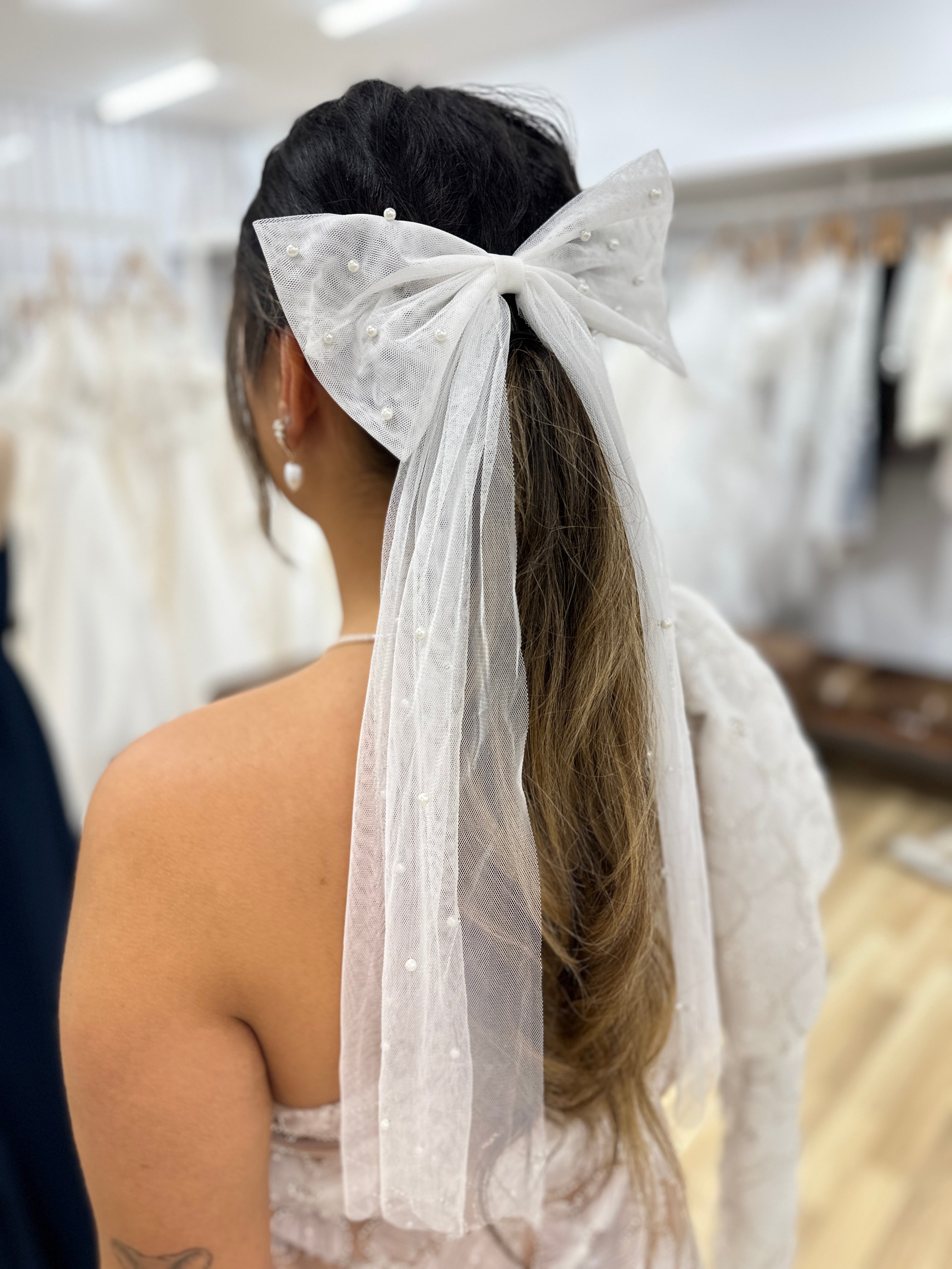 Elegant White Tulle & Pearl Bow Hair Clip for Women - Perfect for Weddings, Prom, Parties & Special Occasions