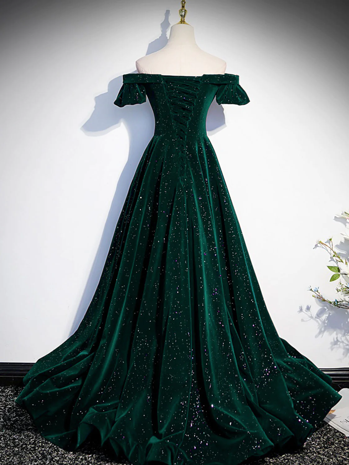 Elegant Off-the-Shoulder Green Velvet Prom Dress - A-Line Long Evening Gown for Formal Events | Perfect for Homecoming, Ball, Wedding & Special Occasions