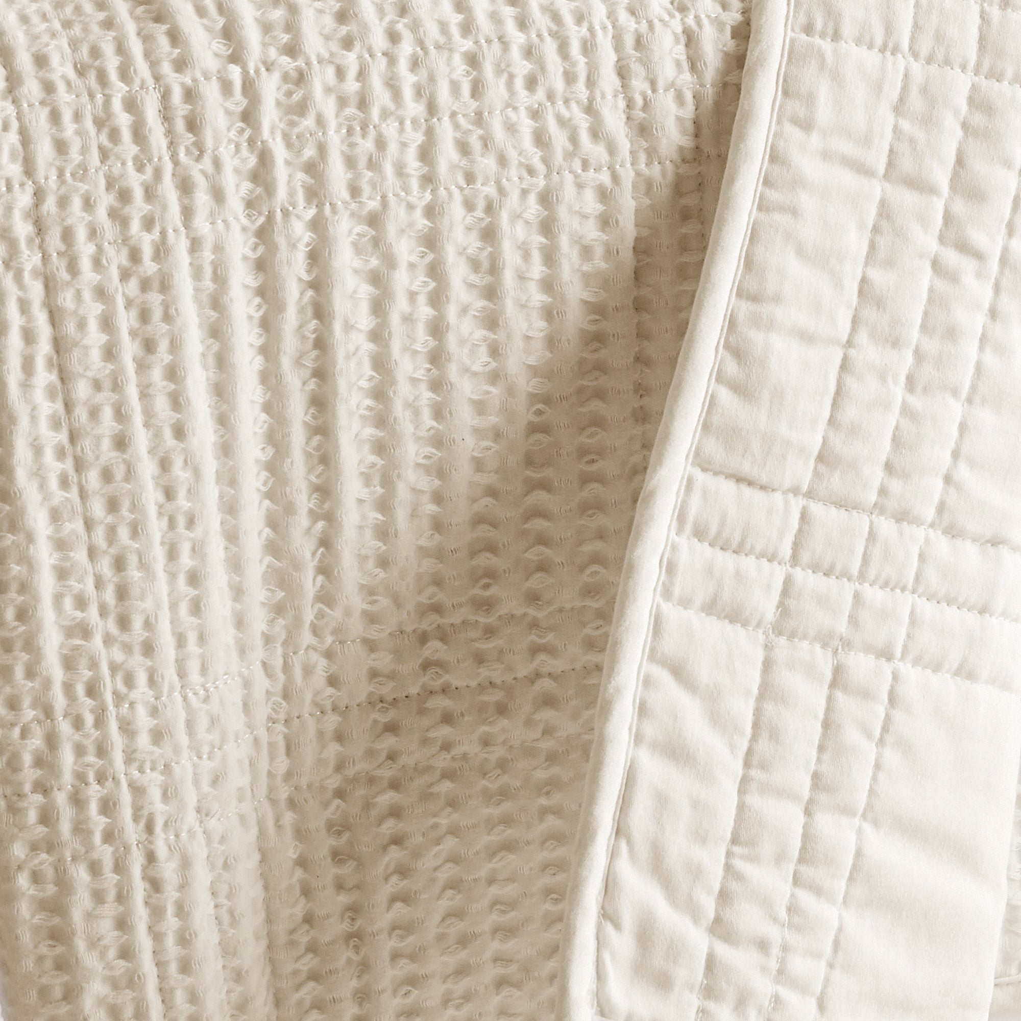 Cozy Cloud Waffle Quilted Throw Blanket - Ultra Soft Lightweight Bedspread for Couch, Sofa & Bed - Perfect for Winter Nights, Movie Time & Home Decor