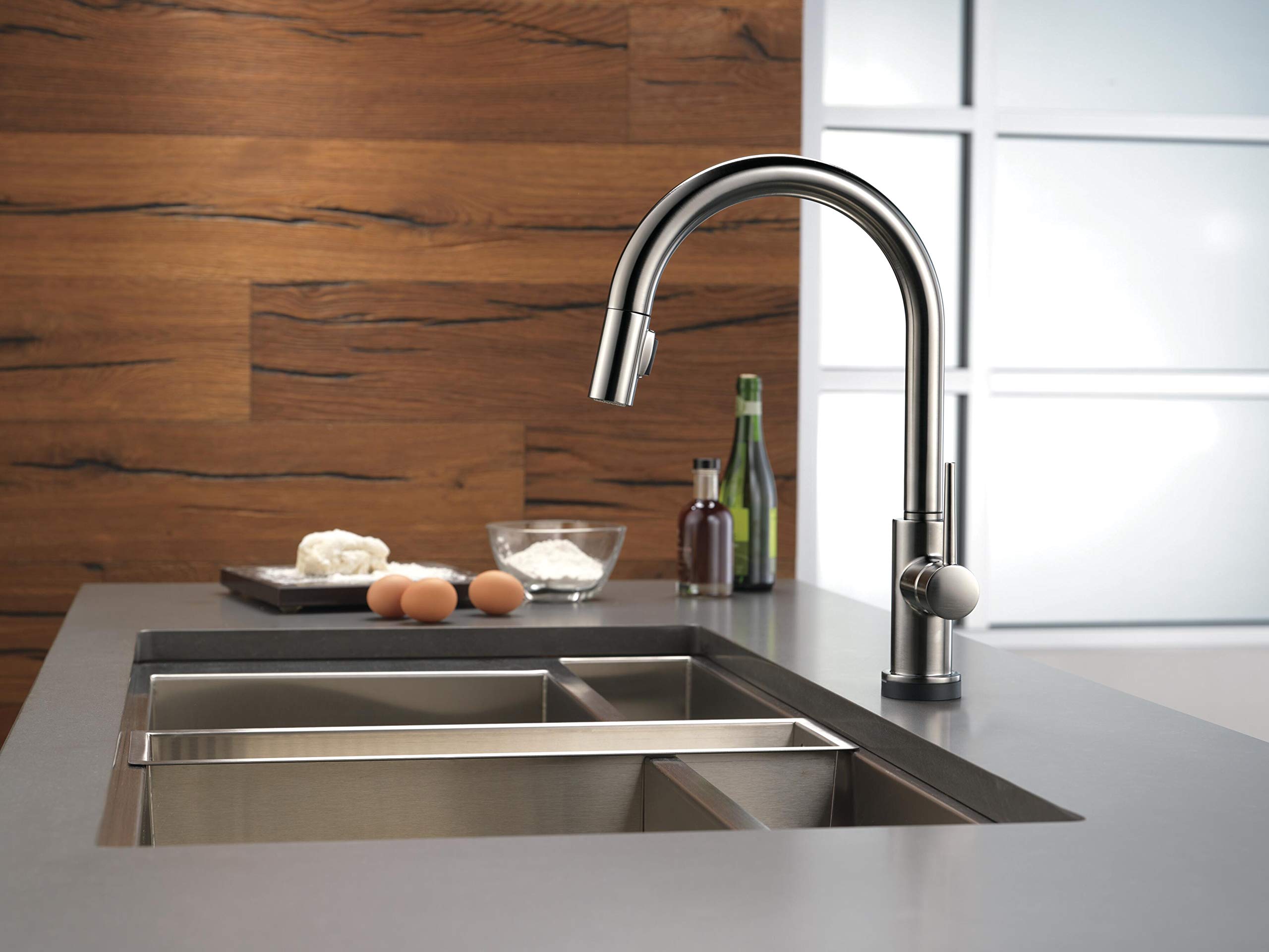 DELTA Trinsic Single-Handle Touch Kitchen Faucet with Pull Down Sprayer - Black Stainless Steel, Touch2O Technology, Magnetic Docking Spray Head & Built-In Soap Dispenser | Perfect for Modern Kitchens, Food Prep & Dishwashing