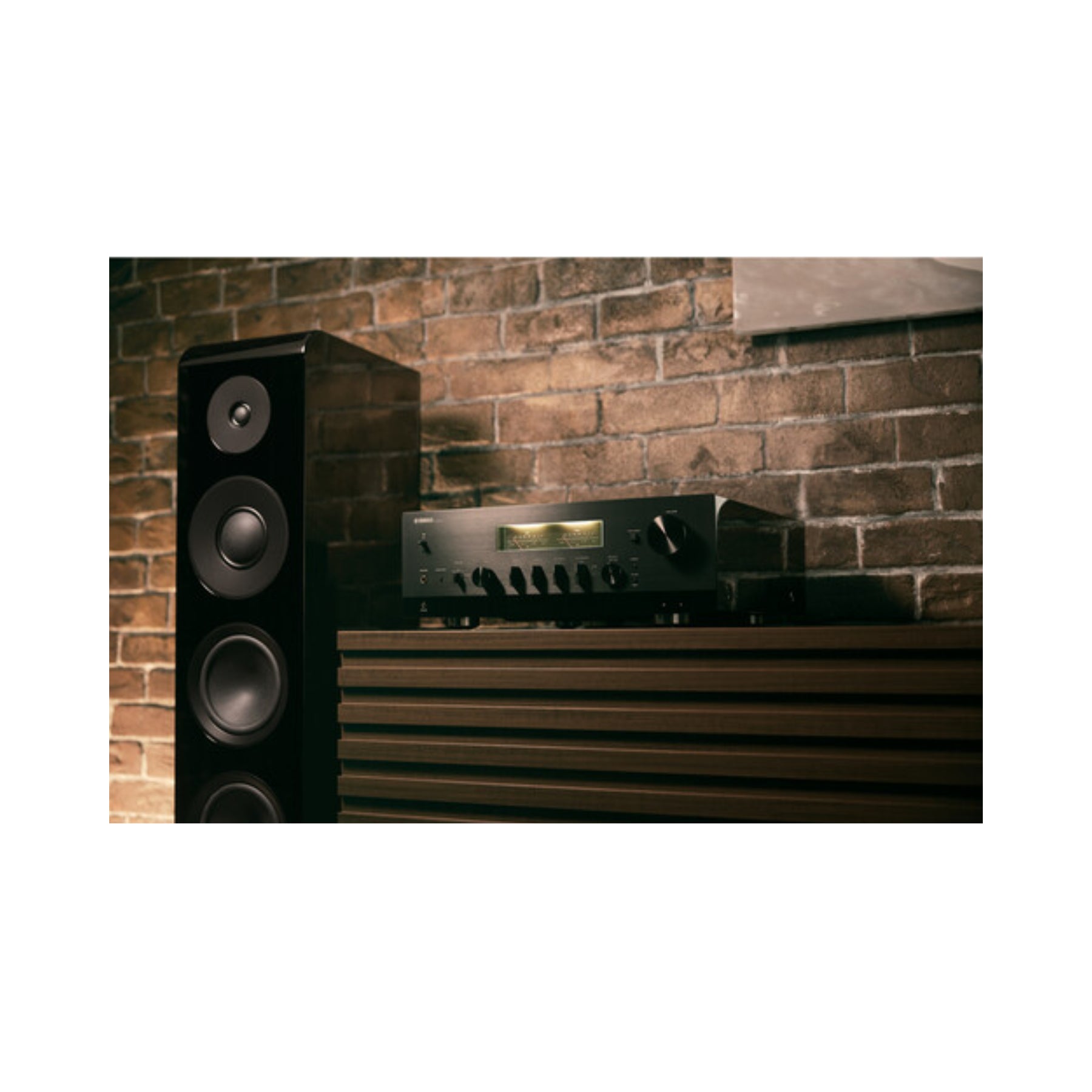 Yamaha R-N2000A Hi-Fi Network Stereo Receiver with Bluetooth, Wi-Fi & Streaming - Perfect for Home Theater & Music Listening
