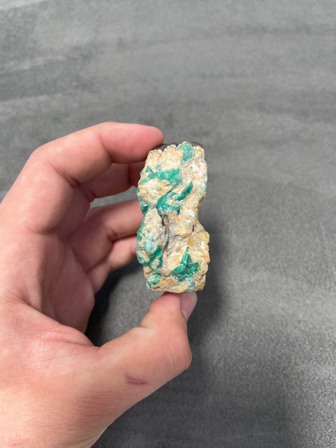 Natural Colombian Emerald Rough Crystal Horse Sculpture – Handcrafted Gemstone Art for Home Decor & Feng Shui
