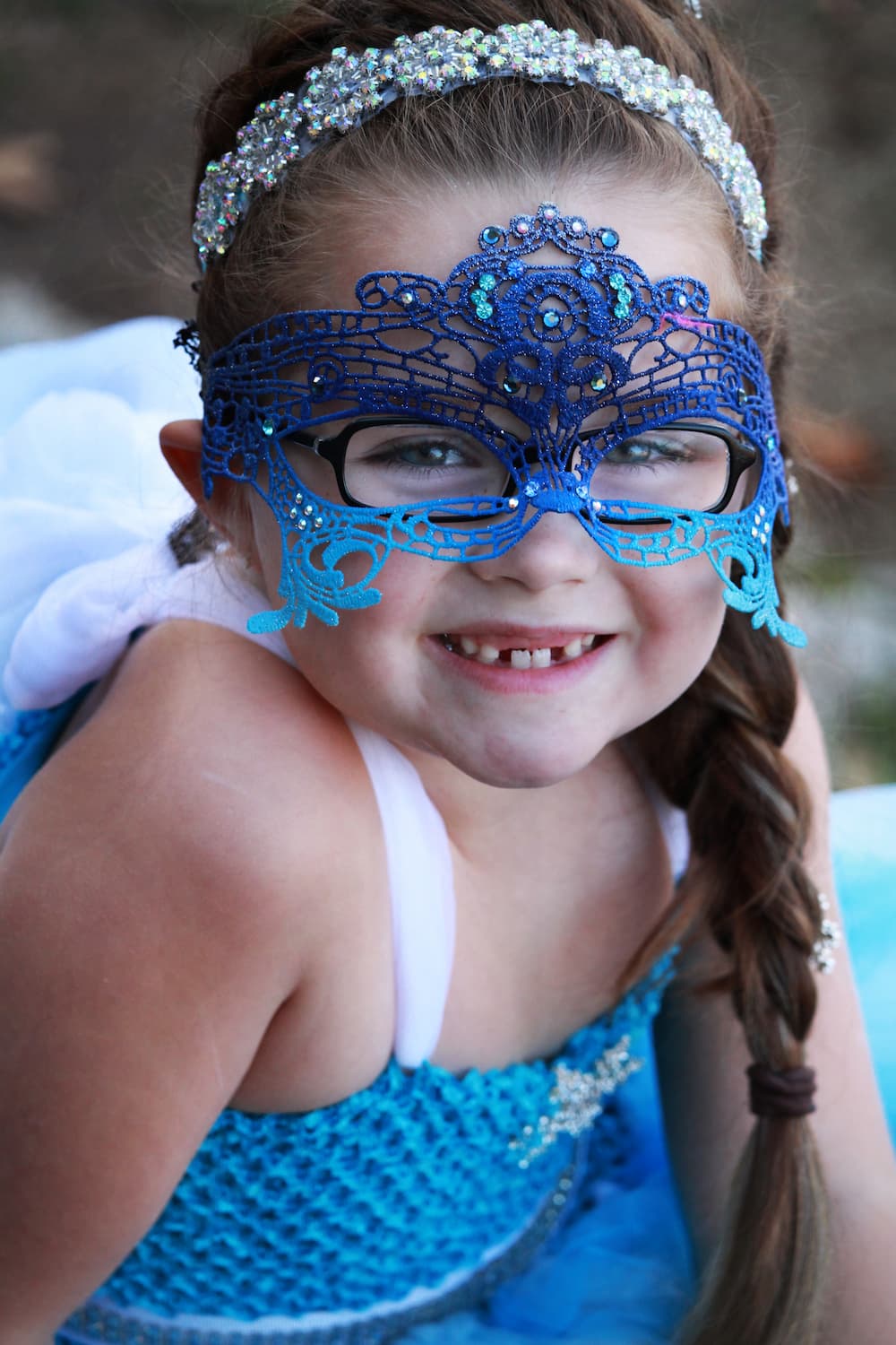 Sparkling Blue Rhinestone Face Mask for Kids - Glittery & Stylish for Parties, Halloween, and Dress-Up Play