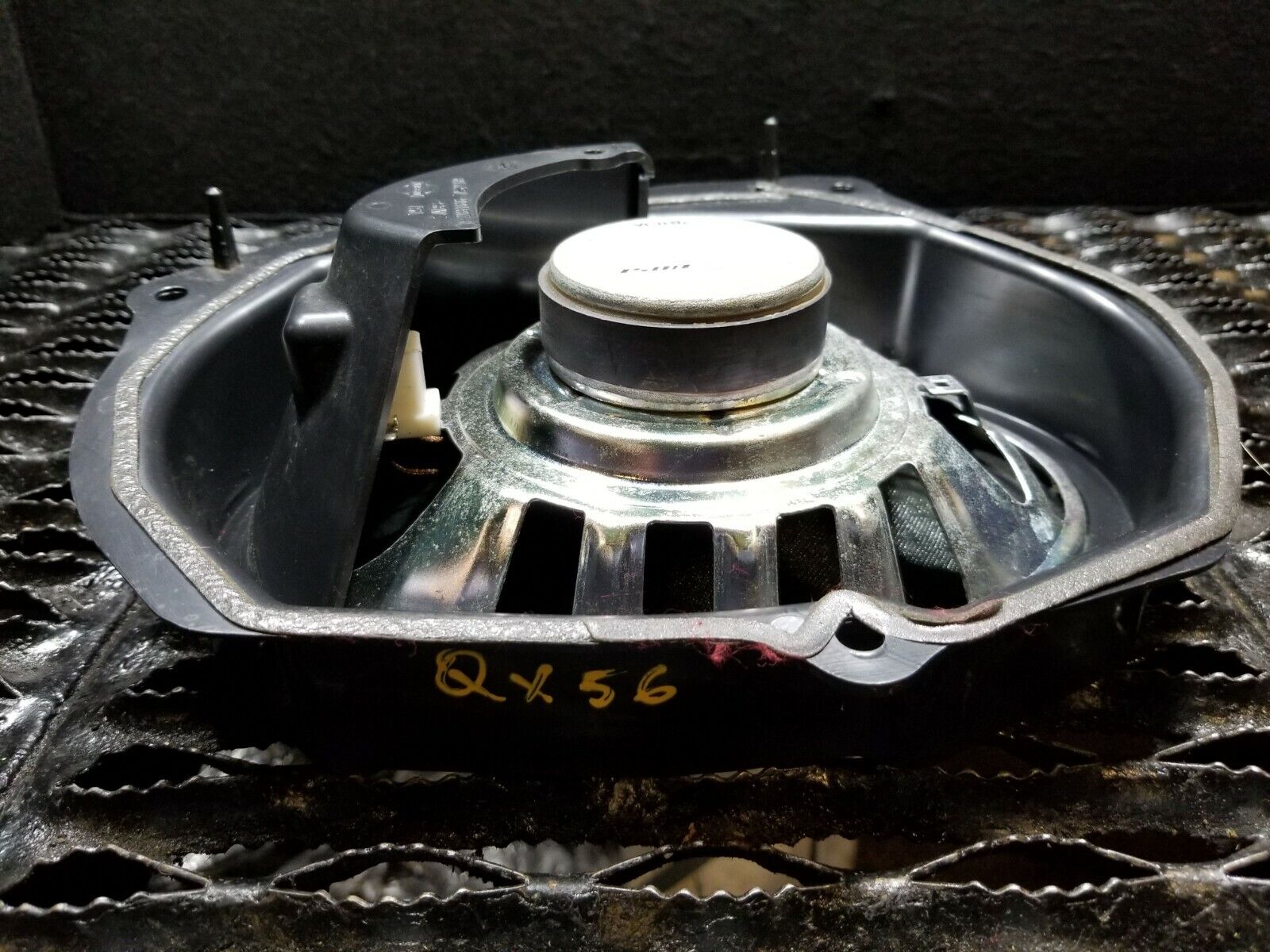 04-07 Infiniti QX56 Front Right Passenger Door Speaker OEM Replacement - Perfect for Car Audio Upgrade & DIY Installation