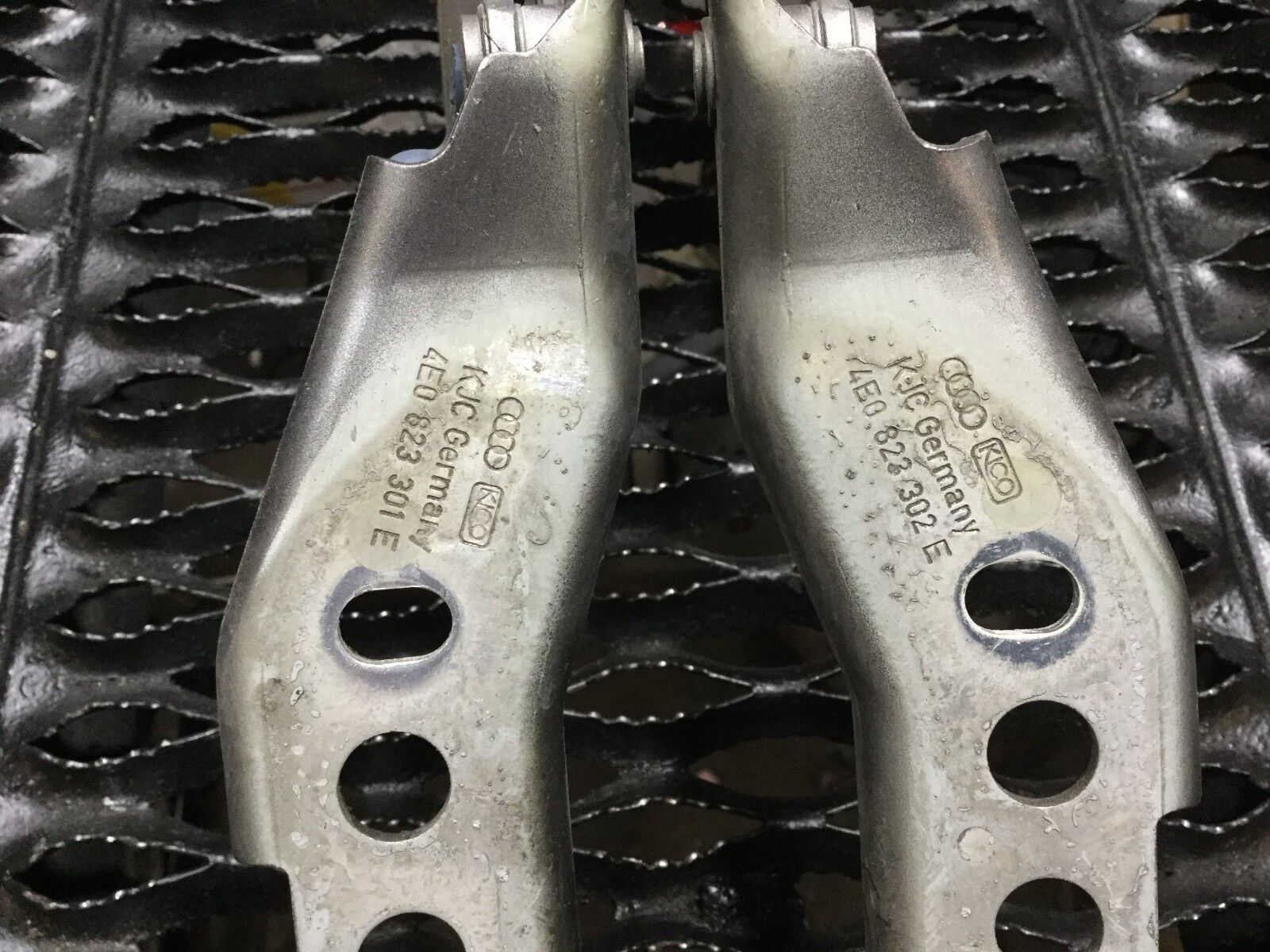 04-09 Audi A8 D3 Hood Hinge Pair - OEM Replacement Parts for Left & Right Side - Perfect for Car Repair & Maintenance