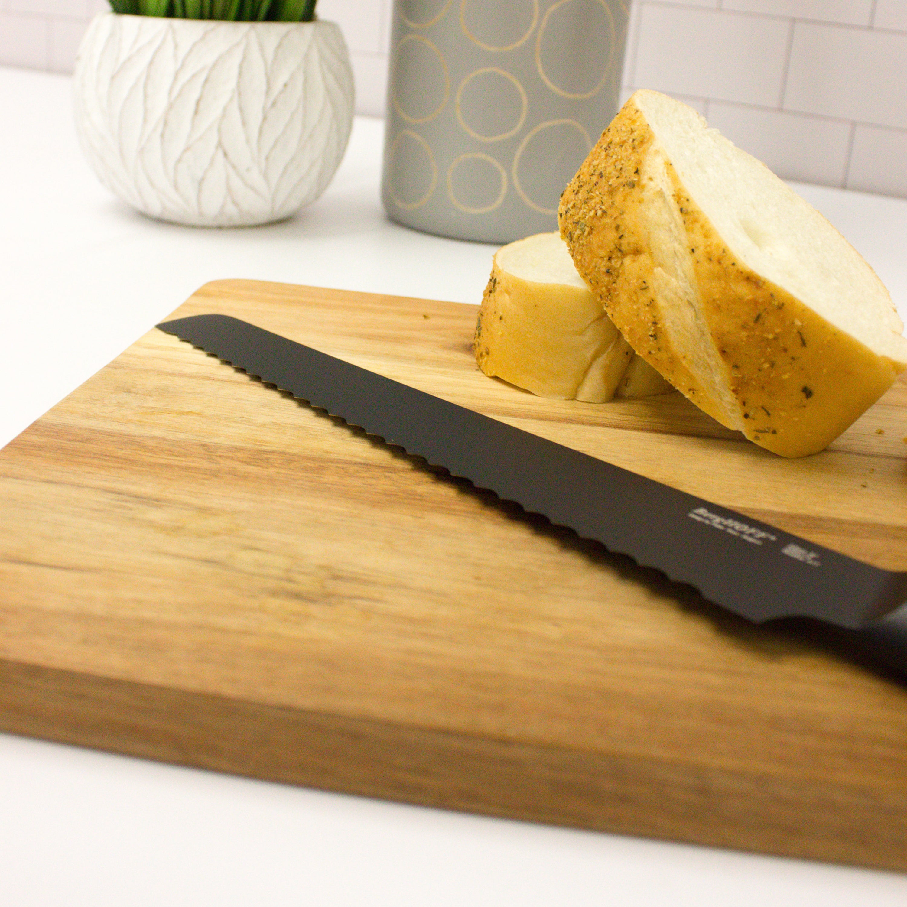 BergHOFF Ron 9-Inch Black Bread Knife - Premium Stainless Steel Blade for Slicing Bread, Cakes & Pastries - Perfect for Home Baking & Professional Kitchens