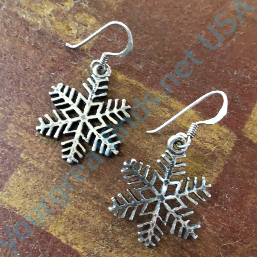 925 Sterling Silver Snowflake Pierced Earrings for Women - Elegant Winter Jewelry Gift for Christmas, Parties & Special Occasions