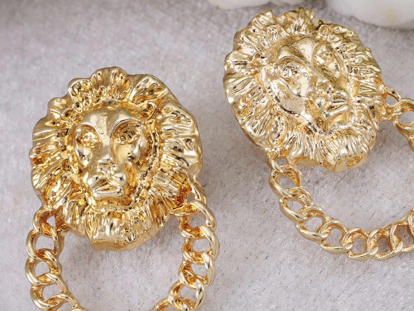 Alilang Golden Tone Venetian Etched Lion King Head Chain Hoop Dangle Earrings - Vintage Style Jewelry for Women, Perfect for Parties, Weddings & Special Occasions