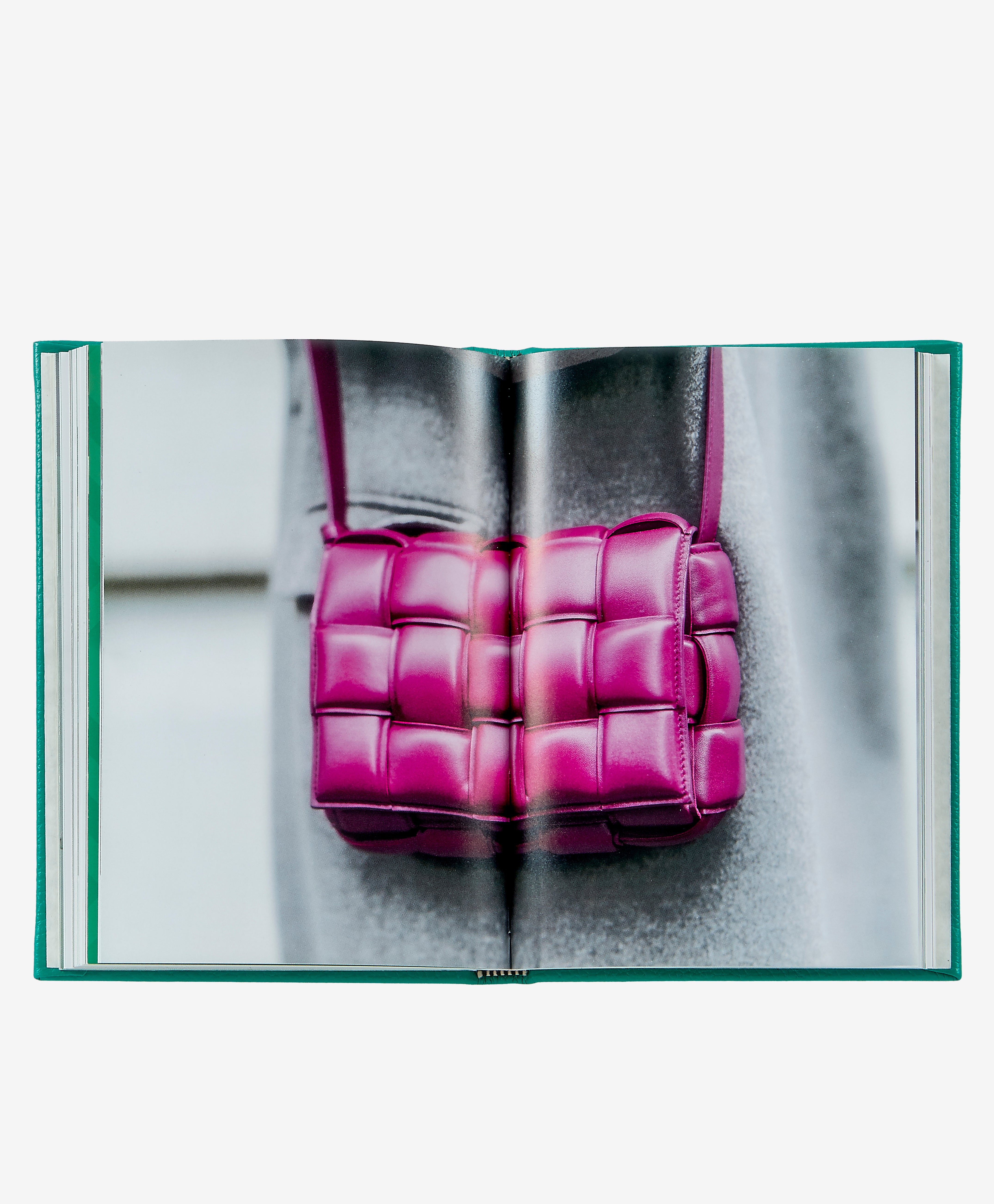 The Little Book of Bottega Veneta: Luxury Fashion Guide & Style Inspiration for Handbags, Accessories & Italian Design | Perfect Gift for Fashion Lovers & Home Decor