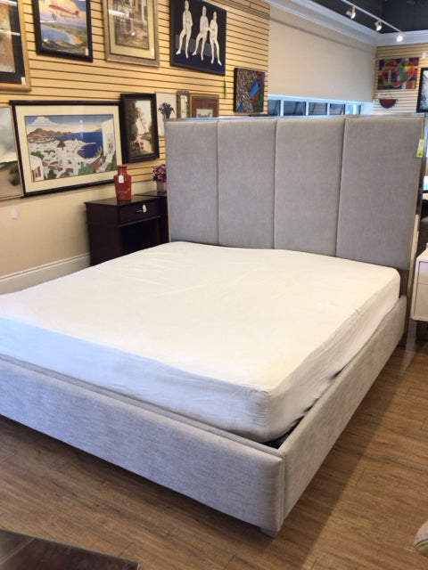 King Size Lt Grey Upholstered Storage Bed Frame with Headboard - Luxurious Bedroom Furniture for Small Space Organization & Modern Home Decor
