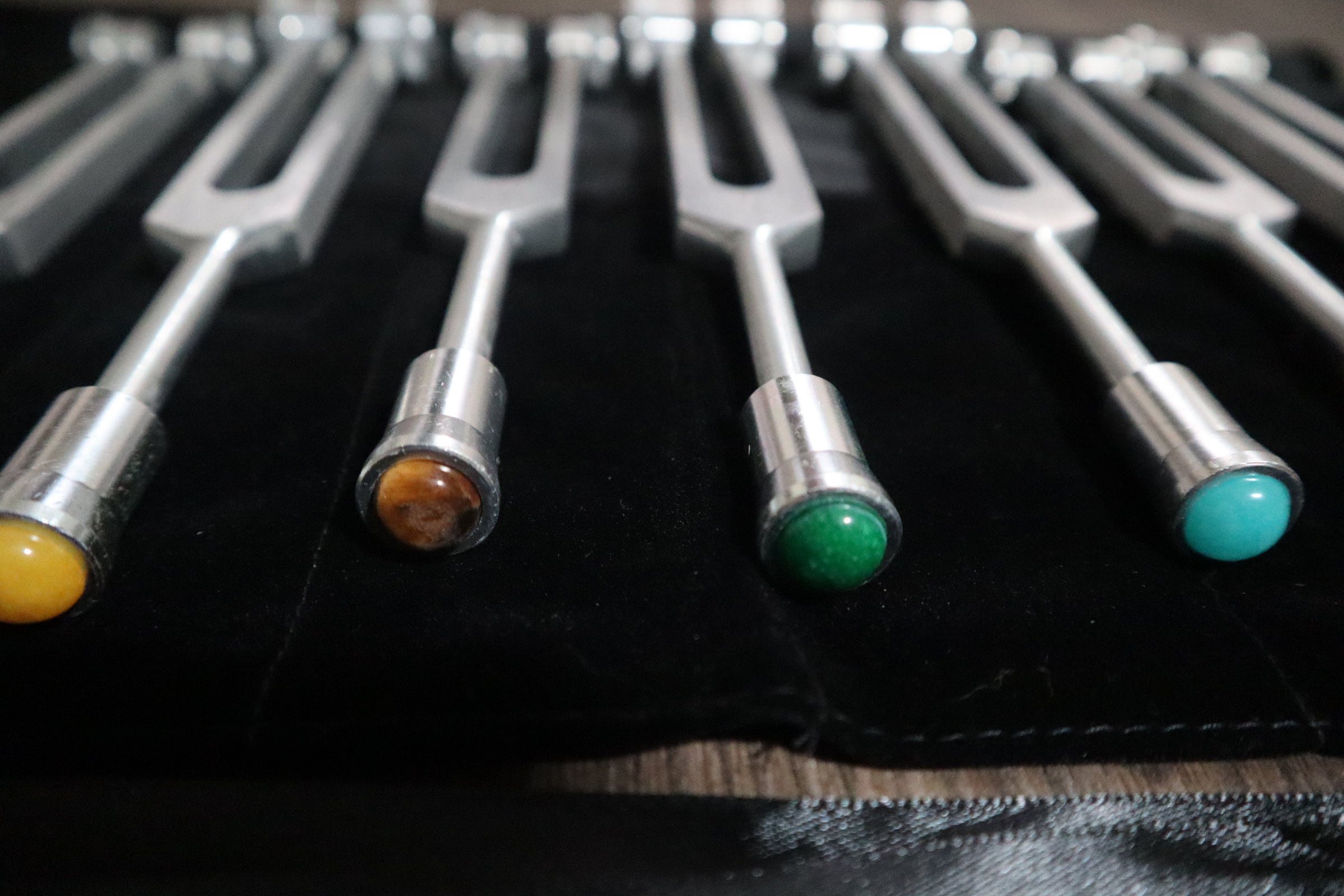 7-Piece Gemstone Attenuator Set in Silver - Chakra Healing for Root, Sacral, Solar Plexus, Heart, Throat, Third Eye & Crown - Includes Allen Wrench - Perfect for Meditation, Energy Balancing & Spiritual Healing
