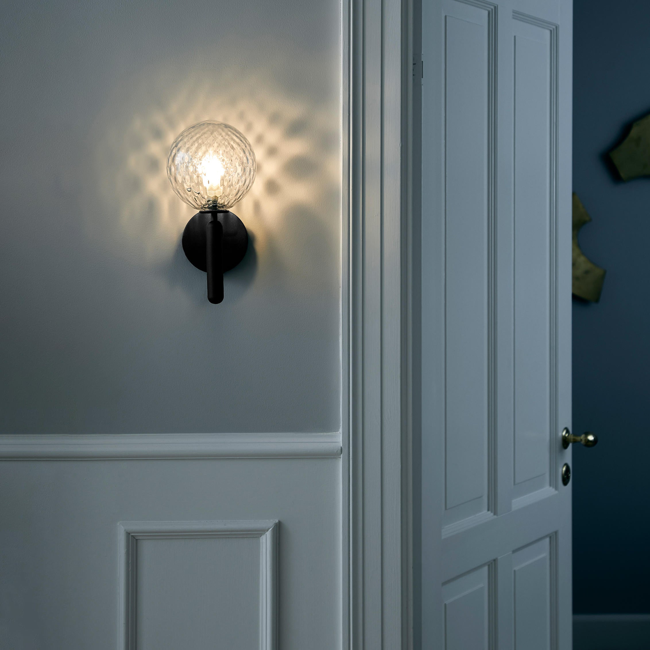 Modern Miira Wall Lamp - Sleek LED Sconce Lighting for Bedroom, Living Room & Hallway - Energy Efficient Indoor Wall Light Fixture
