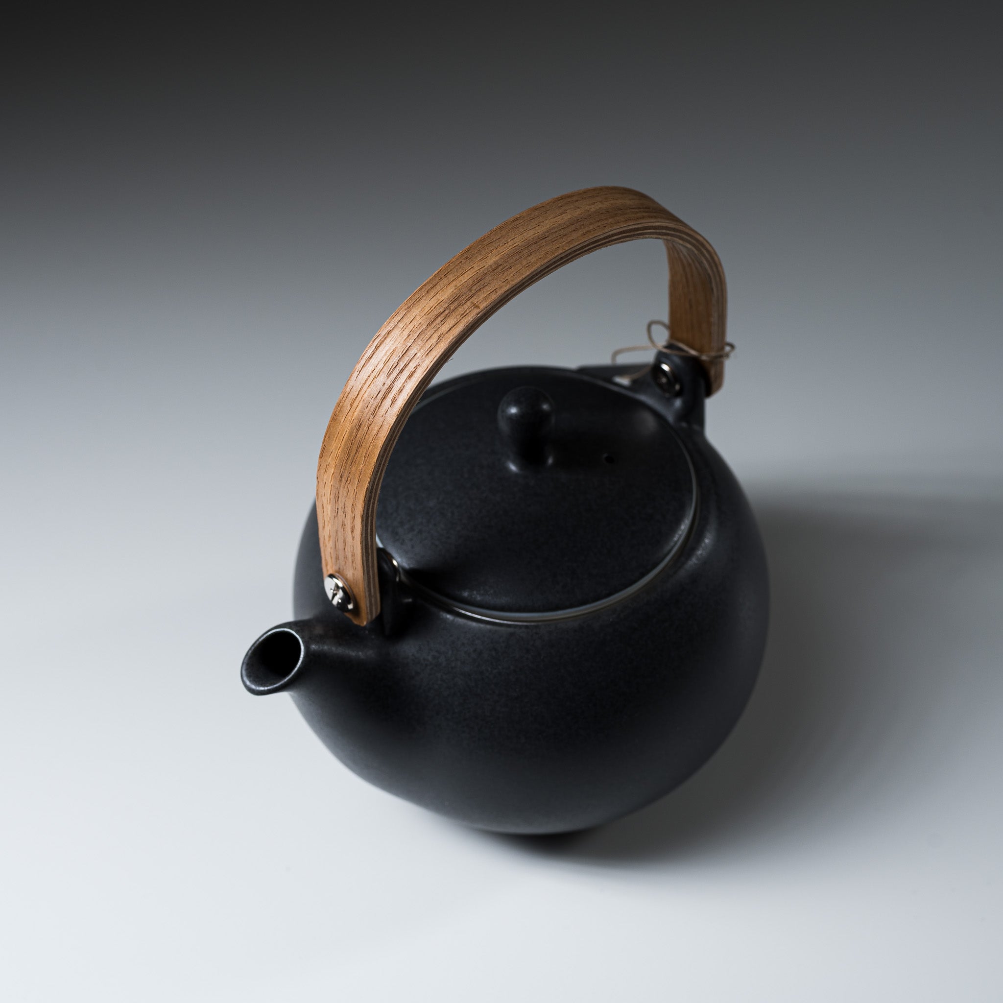 Yui Japanese Wooden Handle Teapot 600ml - Traditional Ink Design for Matcha & Loose Leaf Tea Brewing - Perfect for Tea Ceremonies & Home Tea Time