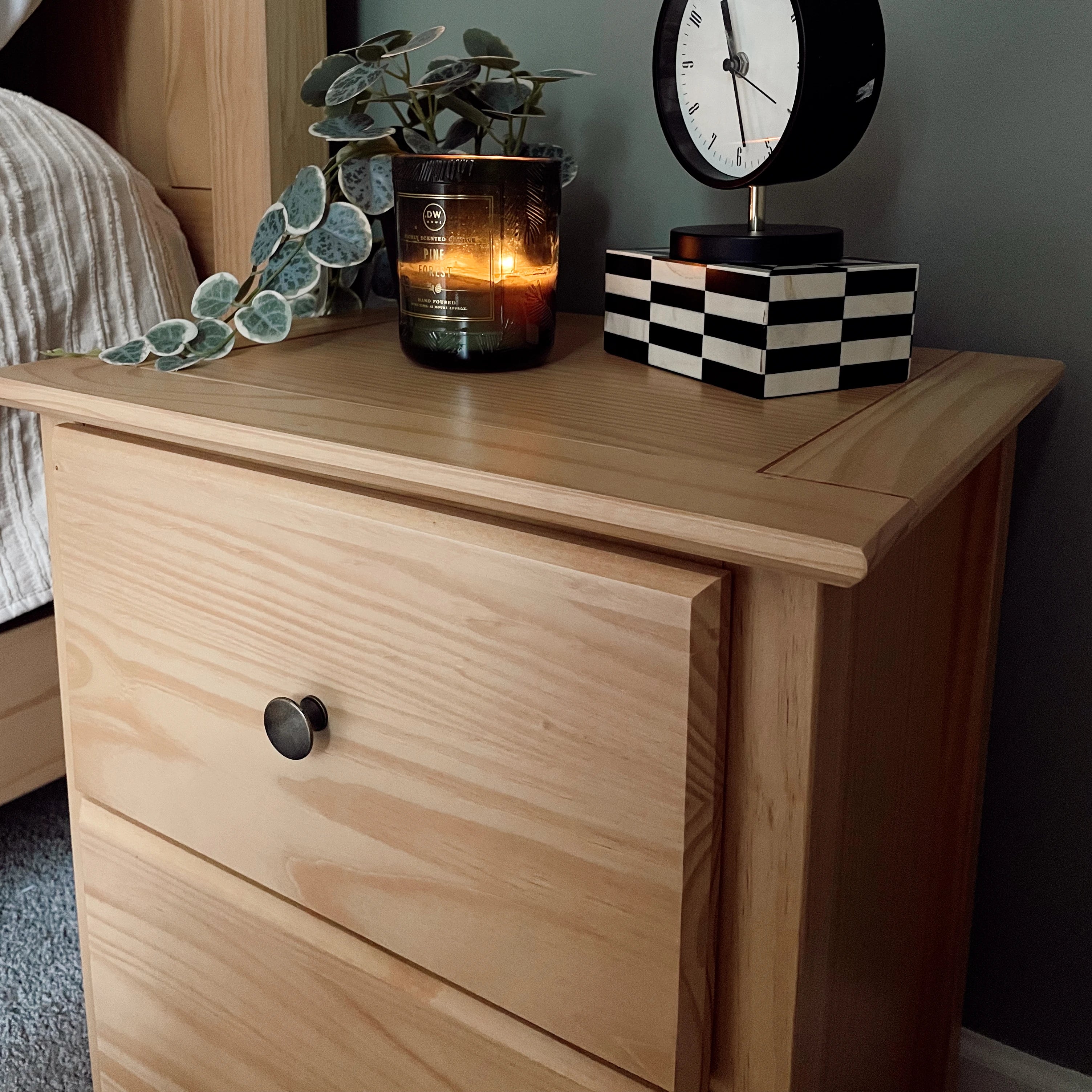 Modern Wooden Shaker 2-Drawer Nightstand - Bedside Table with Storage for Bedroom, Living Room & Guest Room - Compact Nightstand with Smooth Gliding Drawers for Home Decor