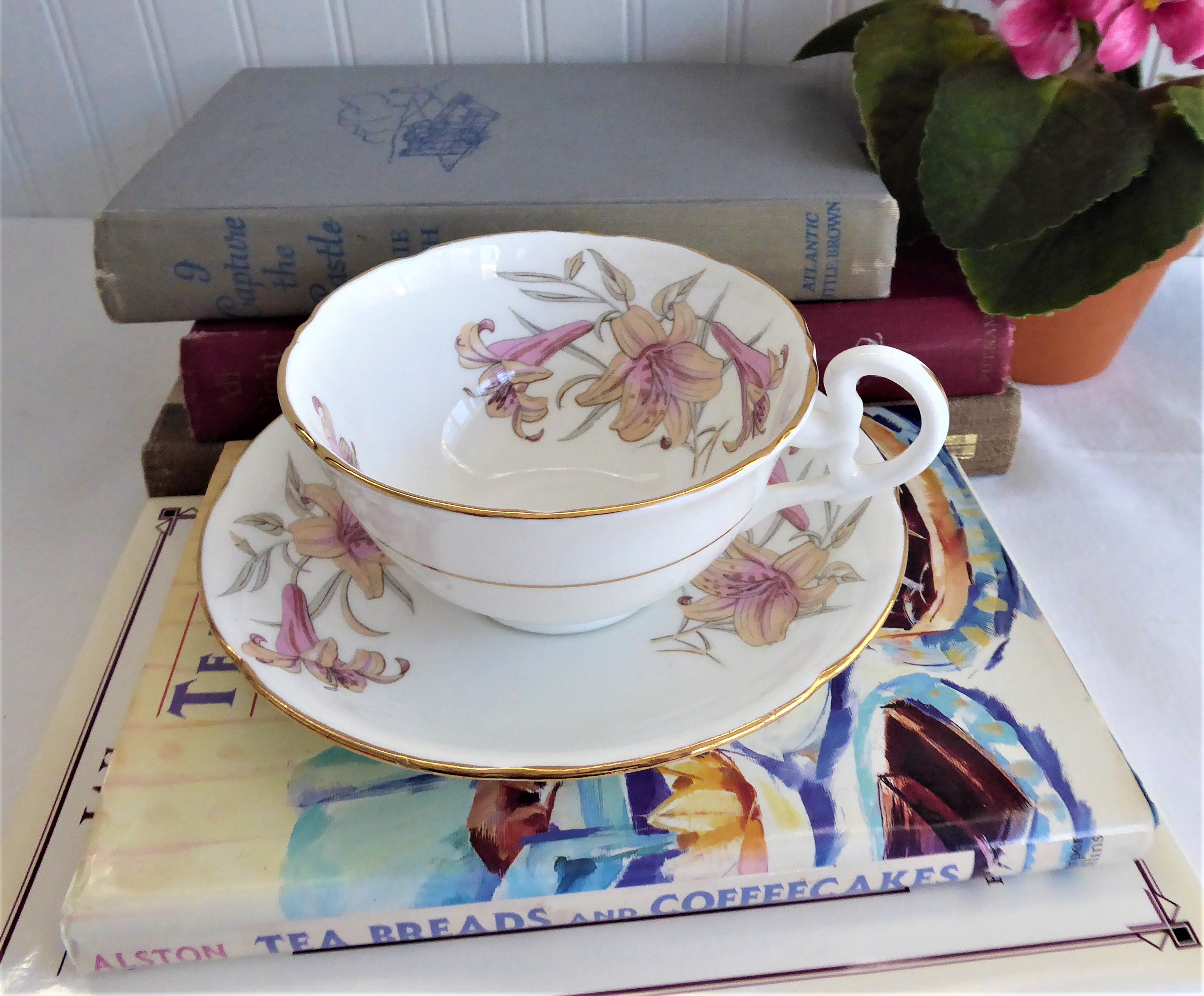 Vintage Royal Grafton Pink Lilies Bone China Tea Cup and Saucer Set - English Elegant Floral Afternoon Tea Collection from 1950s - Perfect for High Tea, Bridal Showers & Antique Home Decor