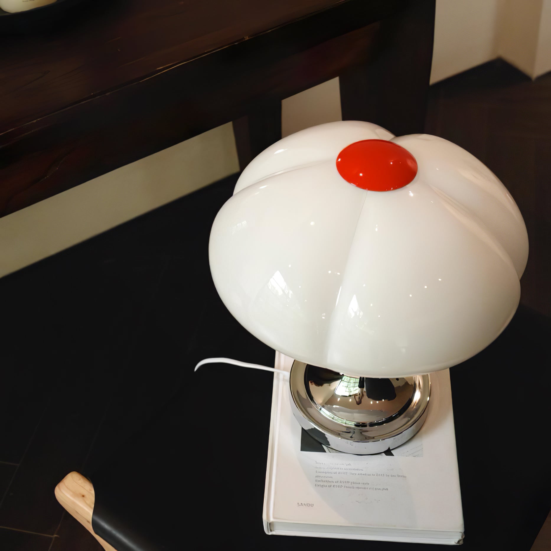 Elegant Flower Petal Table Lamp - Modern Bedside Night Light for Bedroom, Living Room & Office Decor - Soft Ambient Lighting for Relaxation & Reading