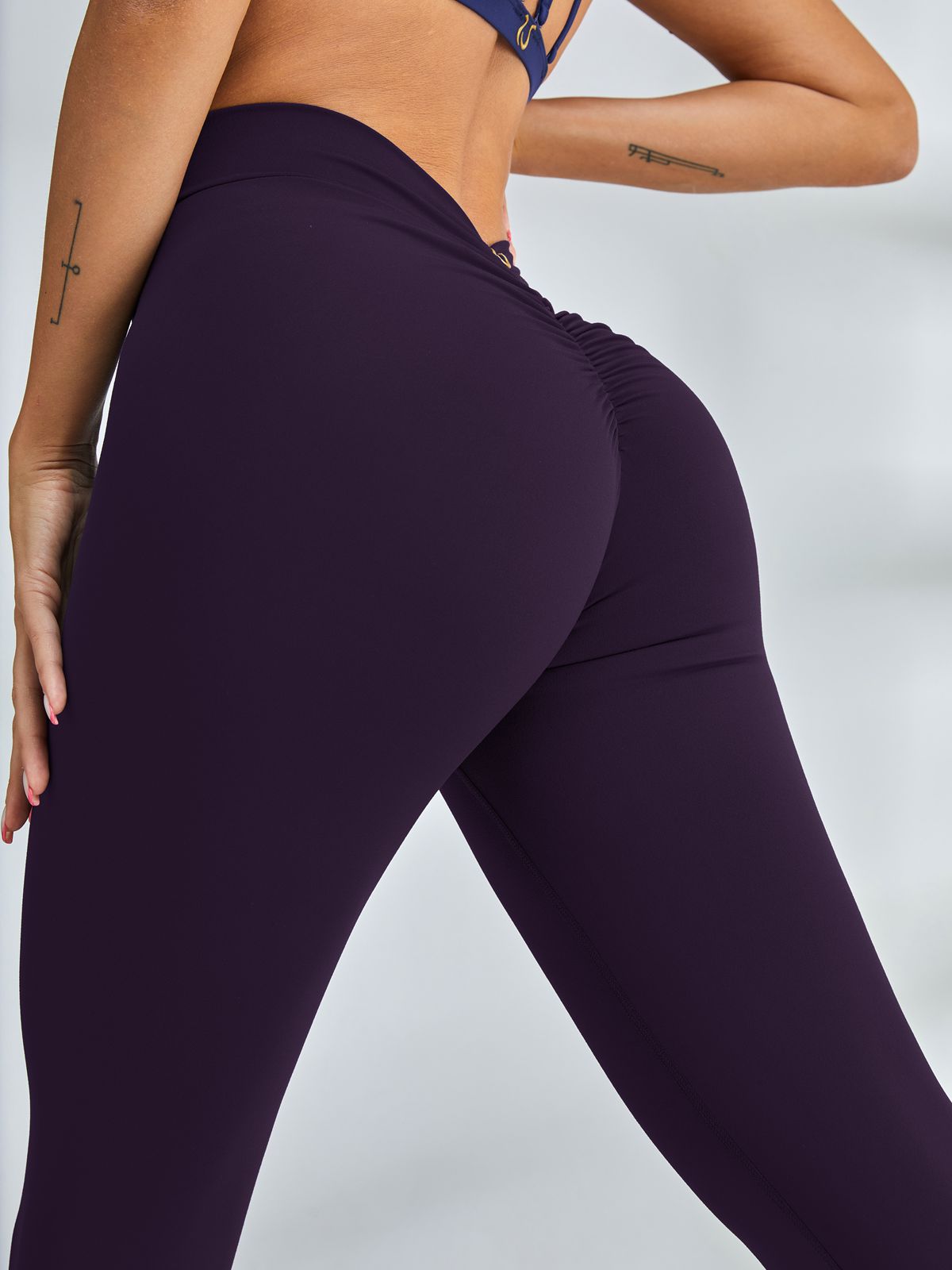 ZASUWA Women's Scrunch Bum Deep V Back Yoga Leggings - High Waisted Workout Pants for Gym, Running & Fitness