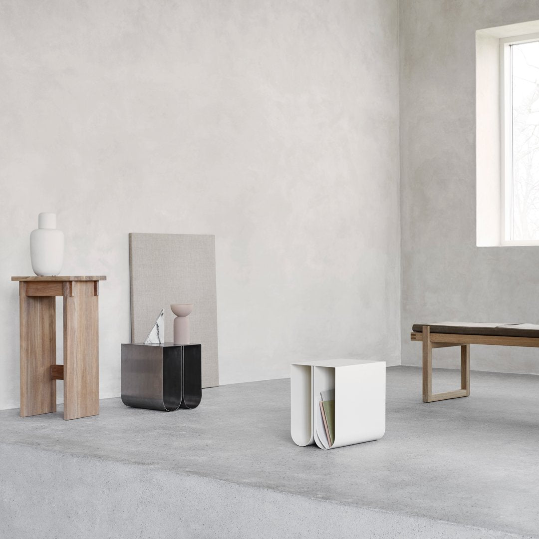 Modern Curved Side Table - Small Accent Table for Living Room, Bedroom, or Office - Perfect for Holding Lamps, Books, and Decor