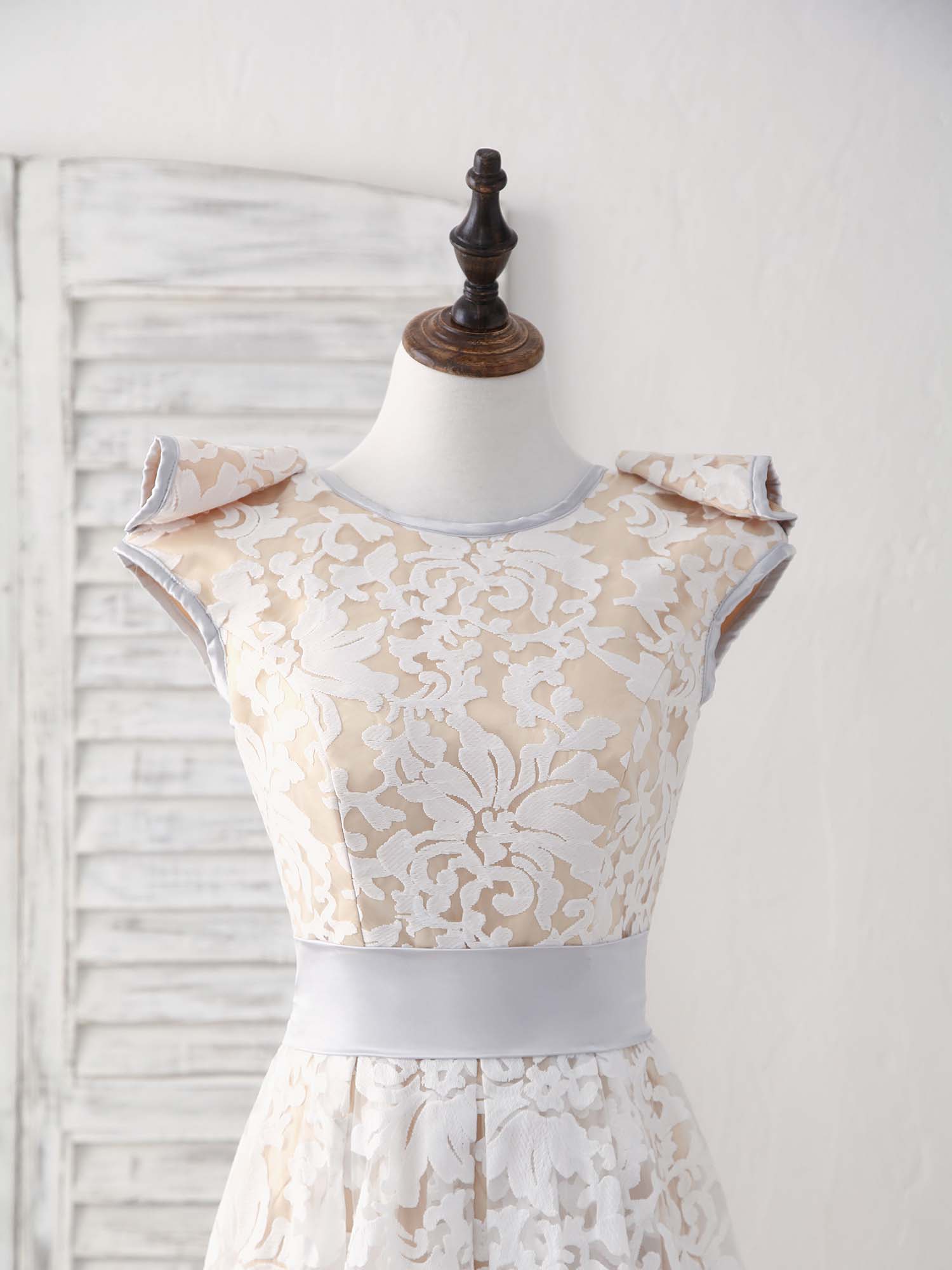 Elegant White Round Neck Lace High-Low Prom Dress - Perfect for Bridesmaids, Homecoming & Special Occasions