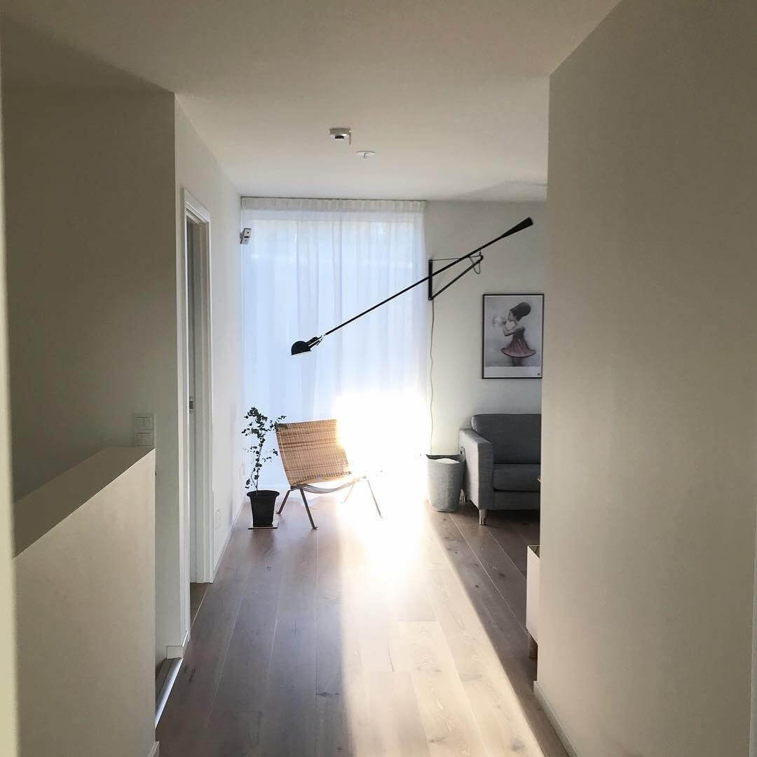 Plug-in Wall Sconce with Long Arm - Modern Adjustable Reading Light for Bedroom, Living Room & Office - Energy Efficient LED Wall Lamp for Home Decor