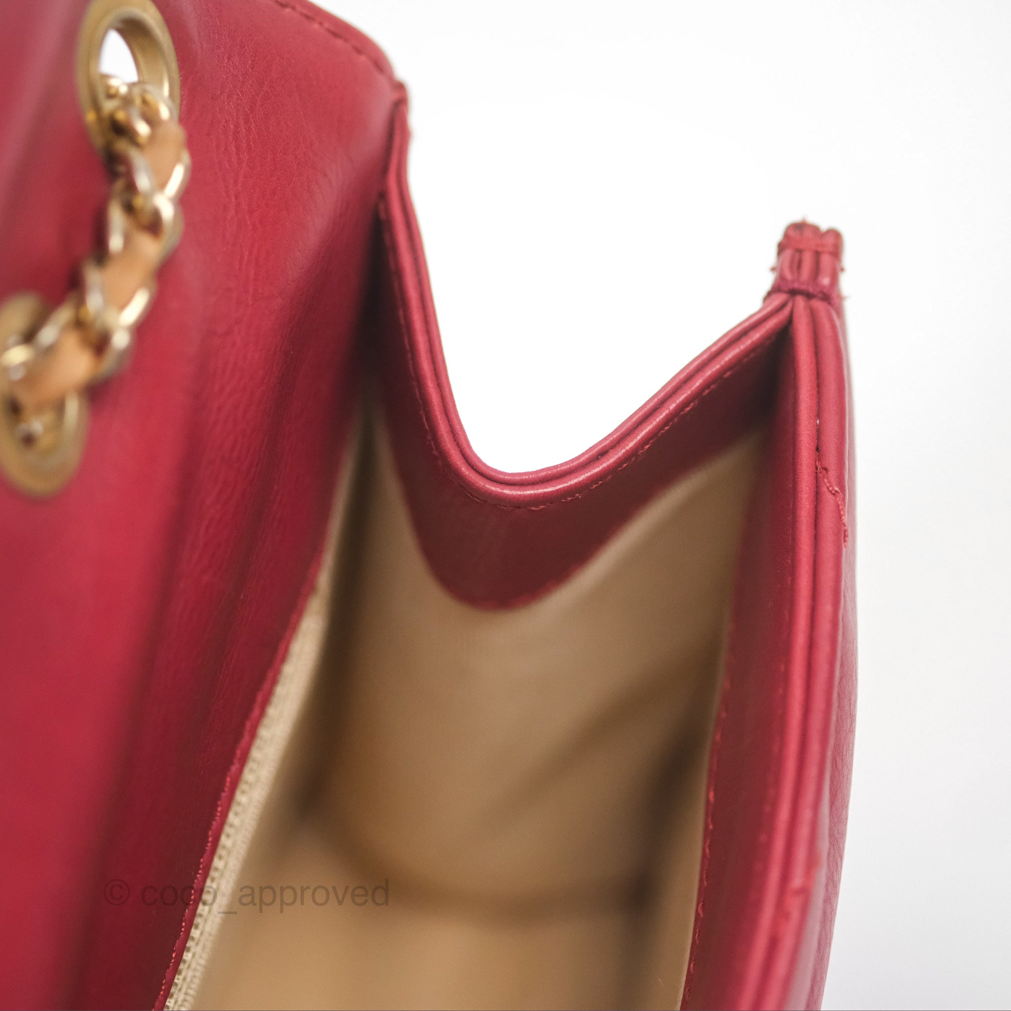 Chanel Chevron Shoulder Bag in Red Calfskin Leather with Aged Gold Hardware - Luxury Crossbody Purse for Women, Perfect for Parties, Date Nights & Special Occasions