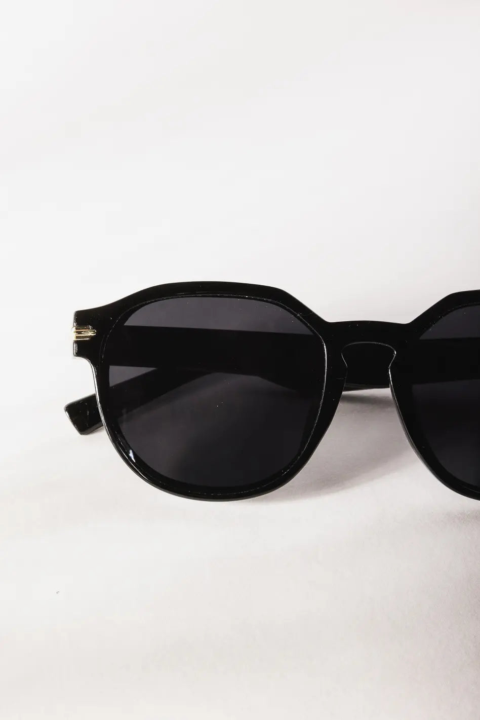 Black Madolin Sunglasses for Women & Men - UV Protection, Polarized, Fashionable - Perfect for Driving, Beach, Outdoor Activities