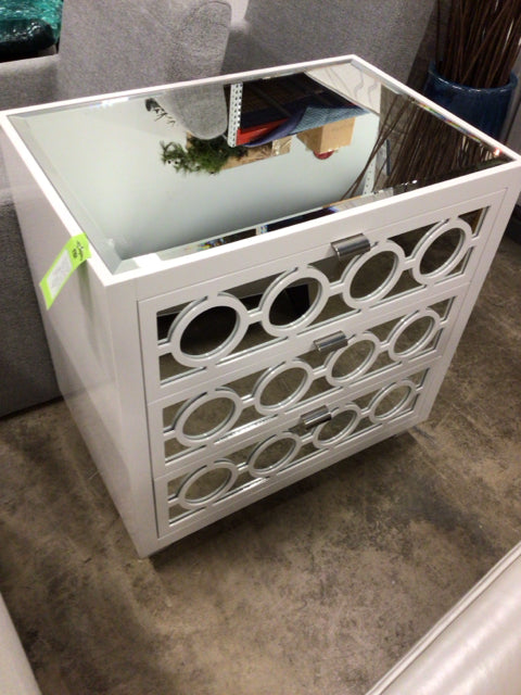 White Lacquered Three-Drawer Nightstand with Mirrored Front - Elegant Bedside Table for Bedroom Decor, Perfect for Storing Essentials & Enhancing Home Aesthetics