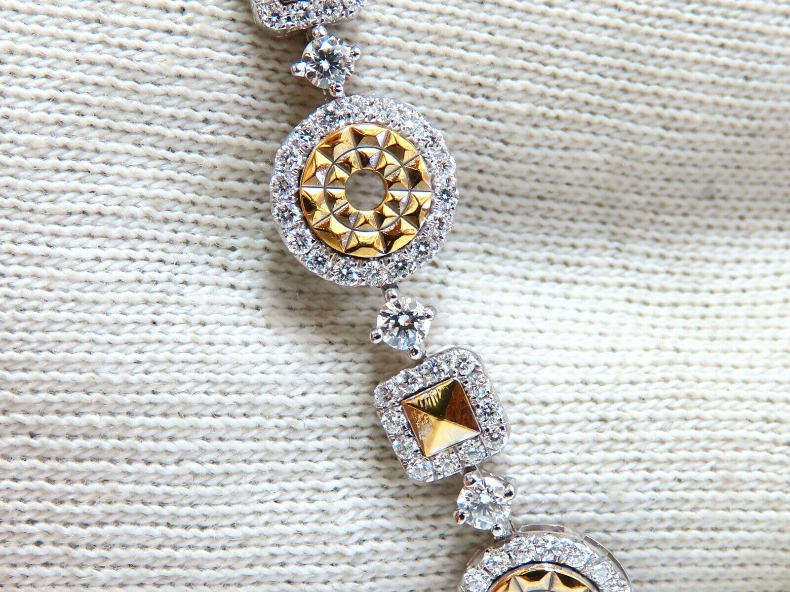 2.71ct Natural Round Diamond Pyramid Cut Link Bracelet in 18kt Gold - Elegant Intricate Design for Women's Jewelry, Perfect for Weddings, Anniversaries & Special Occasions