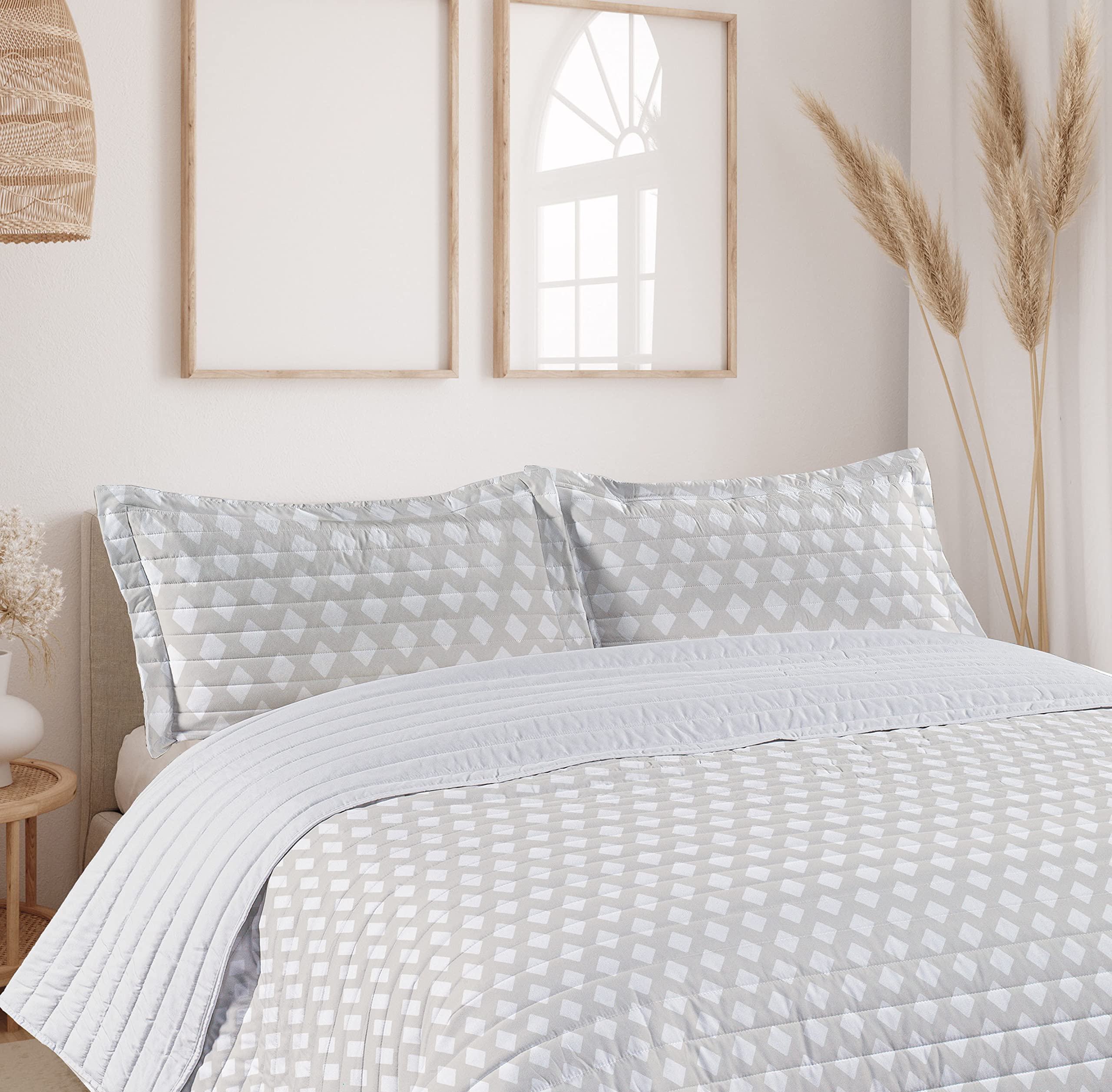 Ambesonne King Size Microfiber Bedspread Set - Soft Geometric Diamond Argyle Pattern in Pale Tan & White | Includes Comforter & Pillow Shams | Perfect for Modern Bedrooms, Guest Rooms & Cozy Home Decor